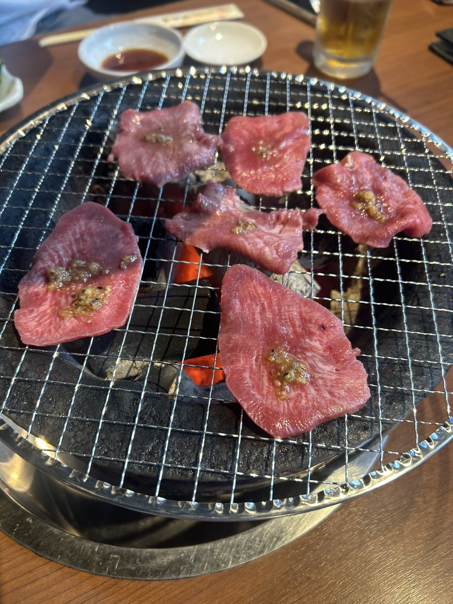 aymmj517's tweet photo. 29日（肉の日）なので、
仕事帰りに会社の人と、
焼肉食べに行きました😋
美味しかったです😊
暑さで少し疲れていたけど肉🍖食べて元気でました😀 https://t.co/N26hDM99Rz