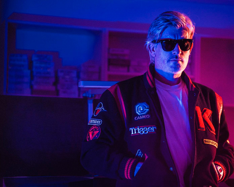 tecoapple's tweet photo. 🖤 Conhecido mundialmente por “Nightcall” (com Lovefoxxx), faixa que marcou a inesquecível abertura do filme 'Drive', Kavinsky morreu nesta terça (28). O músico francês, cujo nome verdadeiro era Vincent Belorgey, foi encontrado sem vida em sua residência, em Paris. https://t.co/dKBeDOxDfI