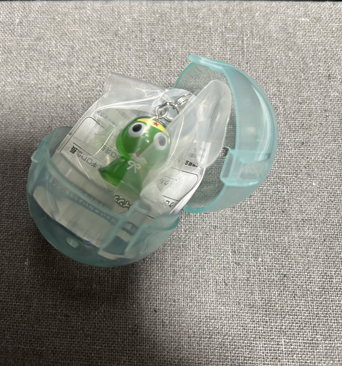 Ruri2100's tweet photo. ガチャコーナーに列があったのでとりあえず並んでみた（条件反射）らケロロ軍曹のめじるしでした。一回回して撤退。 https://t.co/eYAv56d9Hp