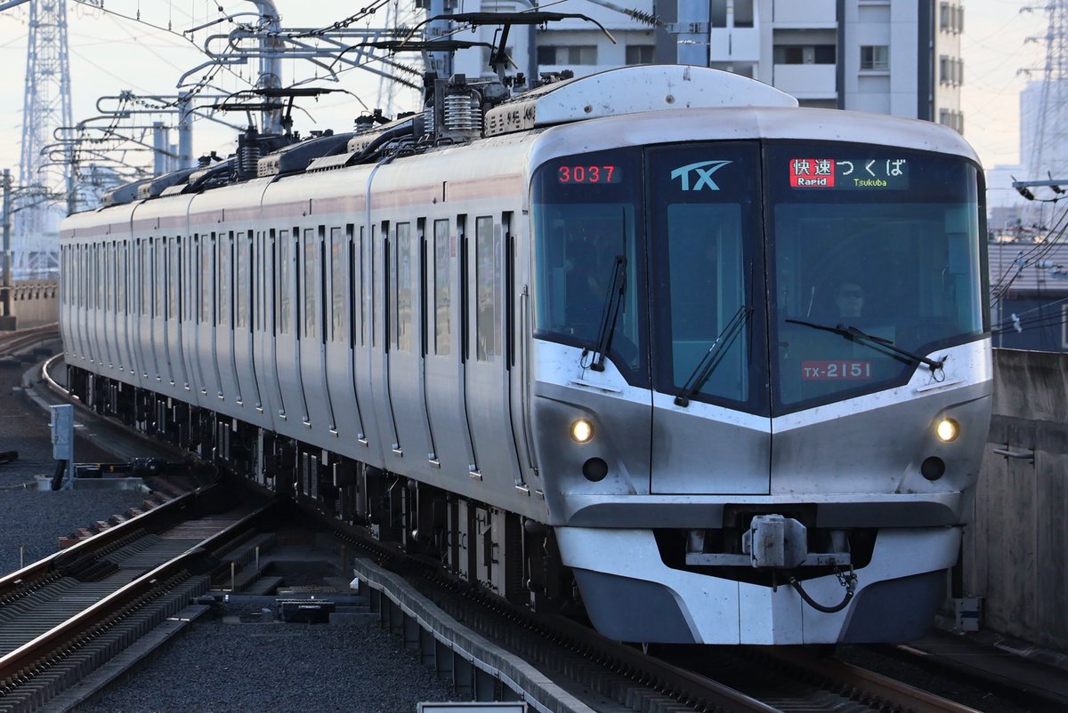 MARO__0621's tweet photo. TX八潮駅 意外と涼しくて結構良かった
5日前にも行ったけど結構楽しい
せっかくならそこそこ新車のTX-3000系を撮りたかった...またリベンジ！
通勤快速の幕のオレンジ似合いすぎててかっこよかった！
けどつくばエクスプレス流石に高い
↓↓↓快速▶普通 （種別順） https://t.co/ZxqHCA03FJ