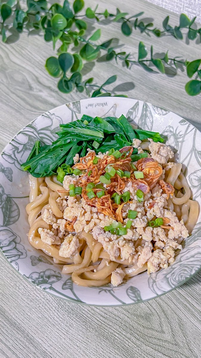 tyaaassh's tweet photo. Bikin mie sendiri males ngeluarin gilingan
Jadilah aku rajang aja

Malah jadi udon 😭😭 https://t.co/q6SOwI33IB