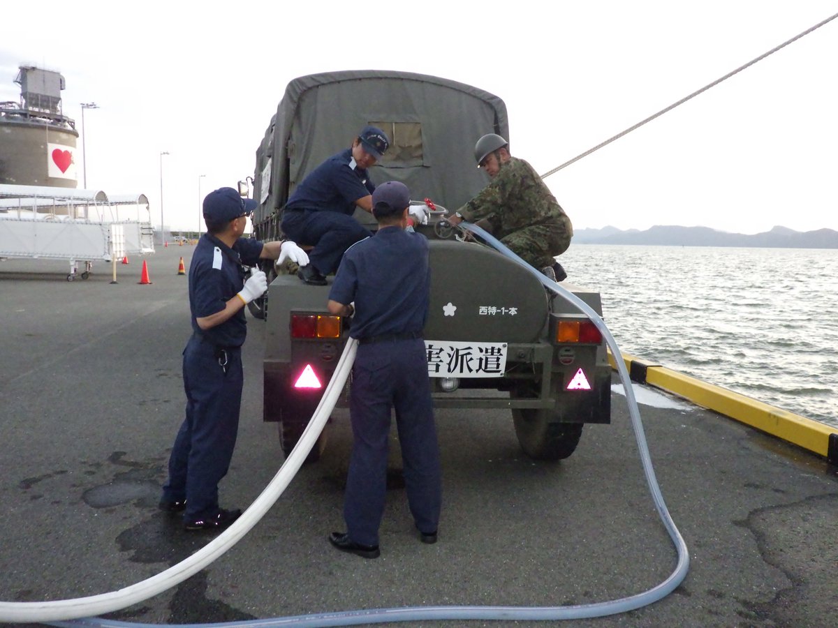 JCG_10th_RCGH's tweet photo. 【令和８年熊本地震活動報告】
八代港で巡視船かんばいが陸上自衛隊給水車に対し給水を実施しました。
関係機関と連携し今後も必要な支援に取り組んでまいります。
※八代港岸壁付近の路面陥没により一般の方々への給水は安全確認が取れるまで実施できません。

#十管区 #巡視船 #熊本地震 https://t.co/WCqtdzzaxP