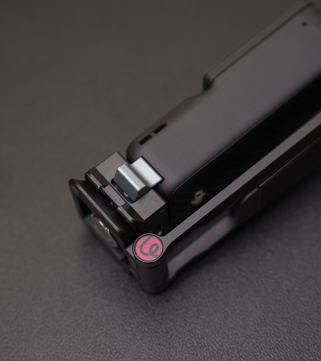 hightimes247's tweet photo. UlanziのMA66って折りたたみ三脚が使い勝手が良くて調子いい。
ただPocket 4や4P＋PK-10,PK-11では干渉して使えないので要注意。
使えるのはDJI純正の三脚アダプターのみ。
ところが、Luna Ultra用のMA66ならPK-10,PK-11も干渉しないというTips
念のため、Luna用ではUkaマウントはNG(アルカはOK) https://t.co/r9bWSOYOzv