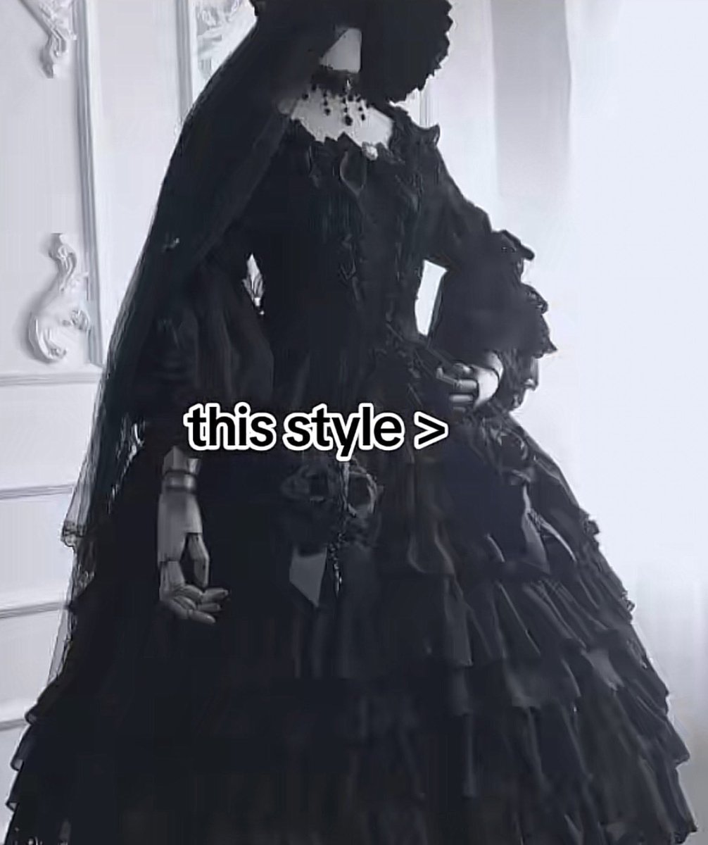 MothNoises's tweet photo. I don’t like how Lolita fashion totally unwearable in everyday life is starting to become the standard on some social media (talking about you, TikTok jfashion slideshows!!) https://t.co/aiIxiK94mW