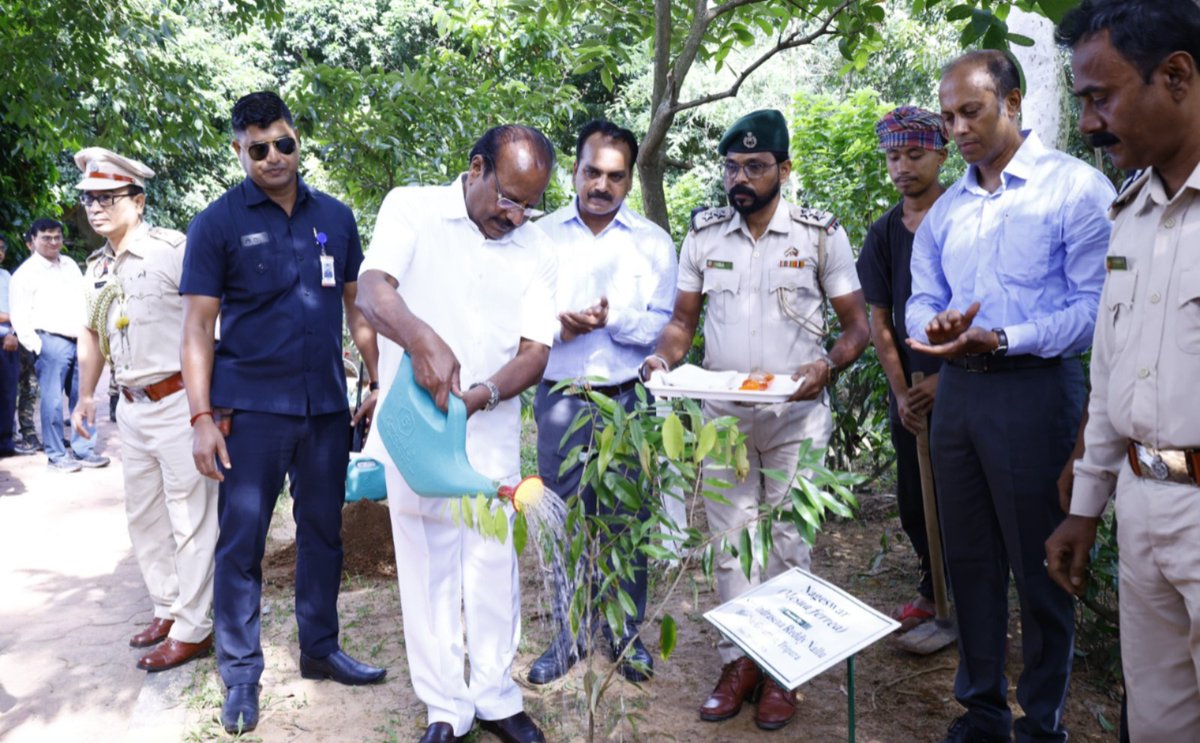 NewsStar69313's tweet photo. Everyone Must Come Forward To Protect The Environment: Governor Of Tripura Indrasena Reddy Nallu.
#Everyone #Must #Come #Forward #Protect #Environment #Governor #Indrasena #Reddy #Nallu #Agartala #Tripura 
https://t.co/YAUU8GEv1J https://t.co/b4RzIC0Kp7