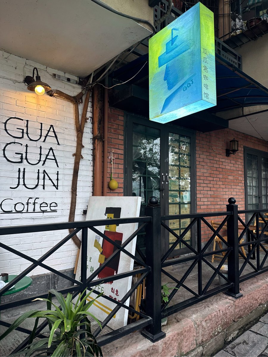 HenrietteDyou's tweet photo. Just got coffee with an old high school friend—laughing about our silly teen mistakes made this rainy day so warm. ， https://t.co/Q37wHMJfTF