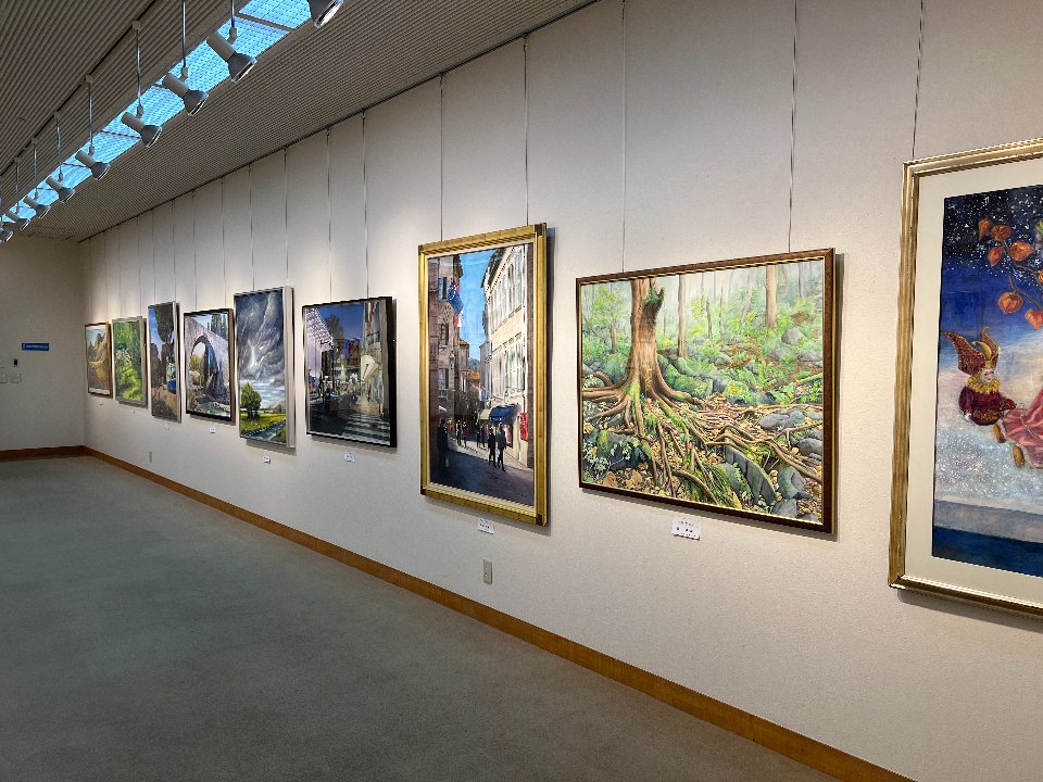 LTlibertytree's tweet photo. グループ展終了。あっという間の１週間でした。
初めての展示で、自分の絵はどう見られるかという初体験。何秒自分の絵の前で止まってくれるかついチラチラ見てしまいます😄
ほぼ素通りの人から１分以上見てくれる人まで様々。他と違う絵なので、嬉しいお言葉もいただきました😆
 #透明水彩 #展示 https://t.co/Mcd0K9rInb
