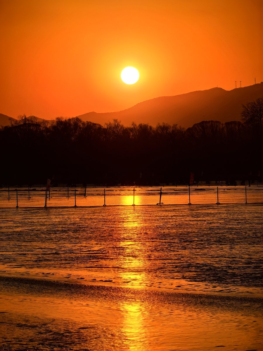 BennettFrag0g5's tweet photo. New to photography Start with mastering natural light—golden hour (1hr after sunrise/before sunset) gives warm, soft tones that make even basic shots look great. Grab your phone or camera, head outside, and click!， https://t.co/NOYsWwdGM3
