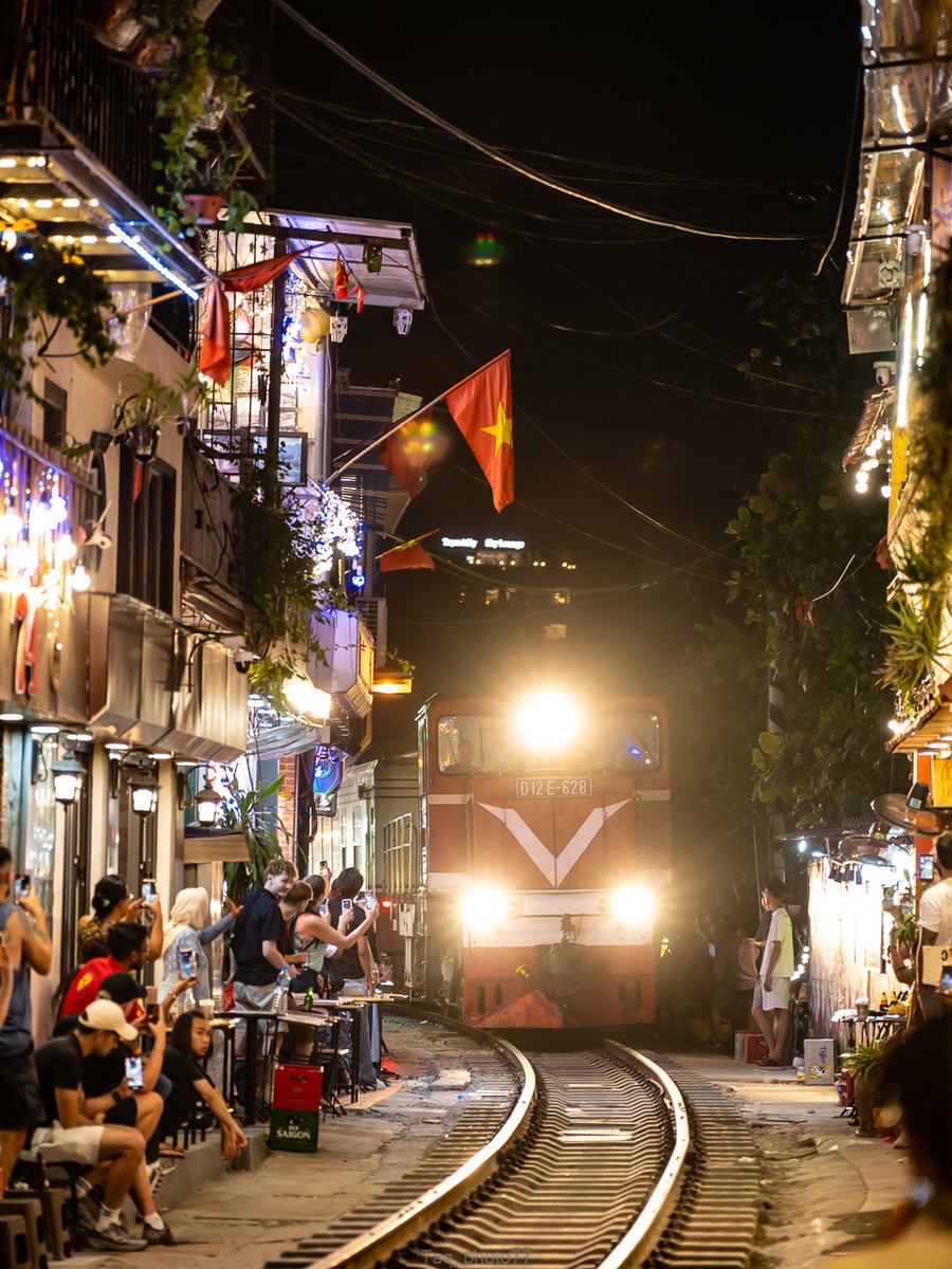 Unatrain's tweet photo. 🇻🇳ハノイトレインストリート

台湾の十分やタイのメークロンにも行きましたが、ハノイが最も高速で通過します。たまに事故って封鎖されるようです。
https://t.co/PM1pCWLuWC https://t.co/phs8AUDpQ3