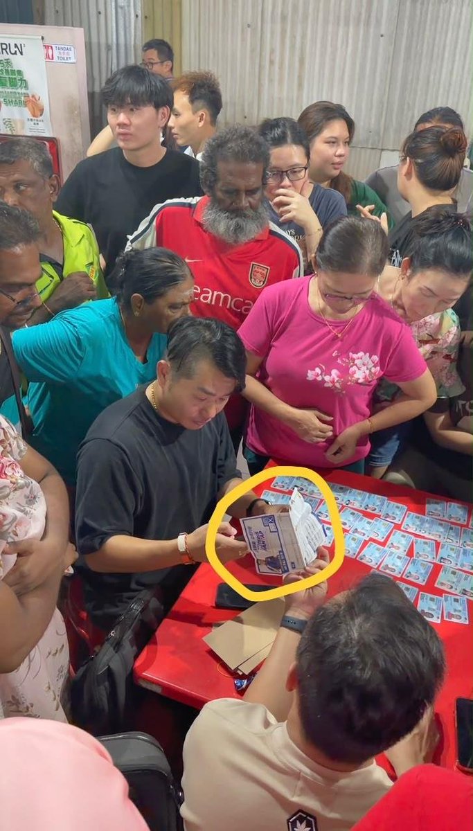 KartunisGandum's tweet photo. Allah tunjuk cash!

Sibuk sebar video tuduh PH rasuah pengundi, tapi bila kita zoom betul-betul video yang disebarkan, rupanya itu orang BN, siap tulis BN terus mantap. 

Apa yang mantap? Mantap rasuah? 

#barisanrasuah https://t.co/jiOlNrla9L