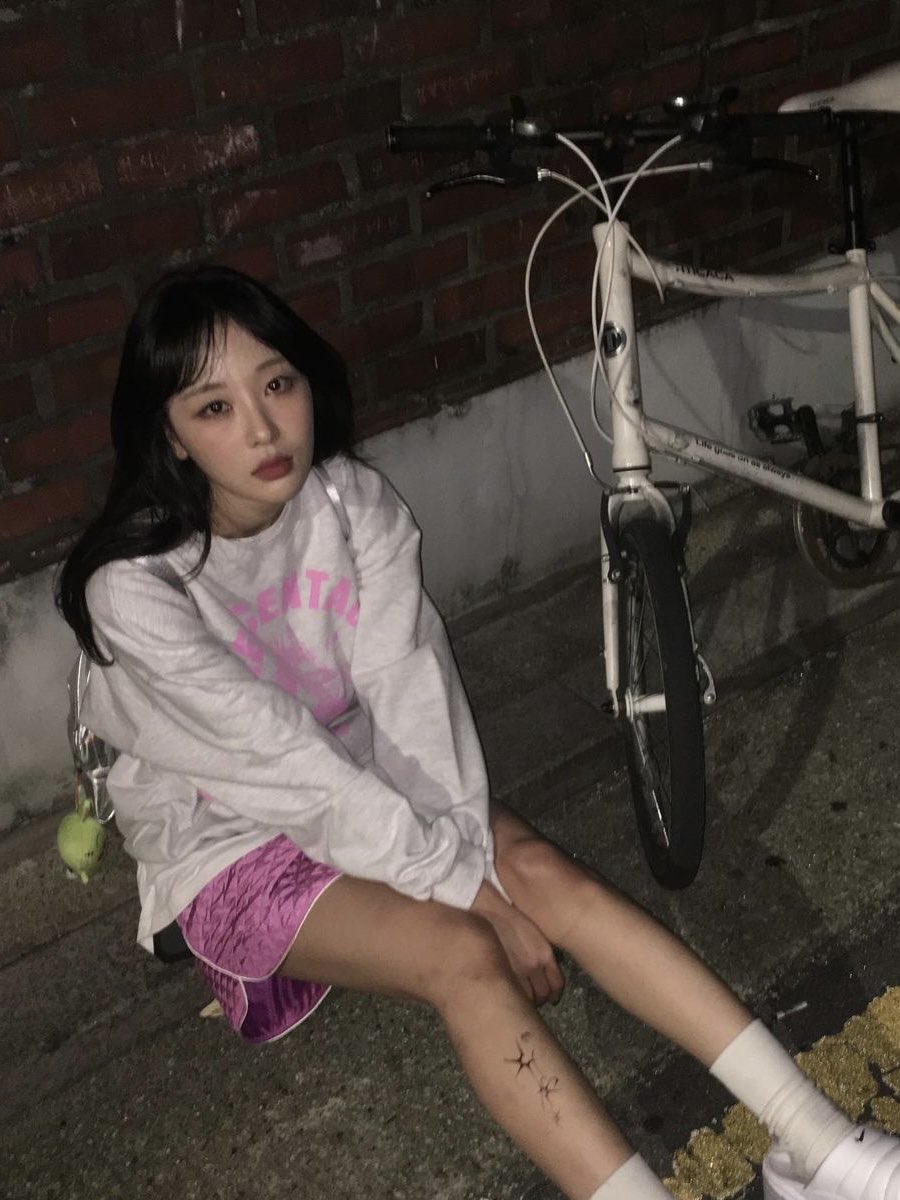 yvevvs's tweet photo. shes so cool https://t.co/StIFHY74rB