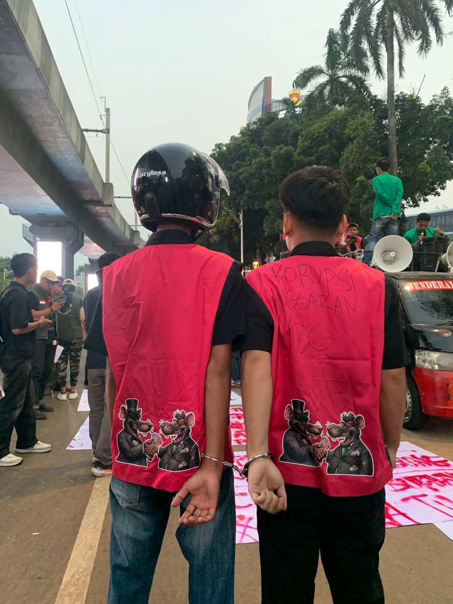 bismillahyuk_'s tweet photo. 🚨 Aksi #demo dari BEM Persatuan Indonesia di depan Kejaksaan Agung RI sore ini.

Kreatif as always! Para Mahasiswa memakai rompi pink &amp; borgol untuk menyindir Febrie Ardiansyah.

Keren! Hidup Mahasiswa! 🔥 

#IndonesiaDaruratKorupsi
#IndonesiaGelap https://t.co/3p2TTj4fsE