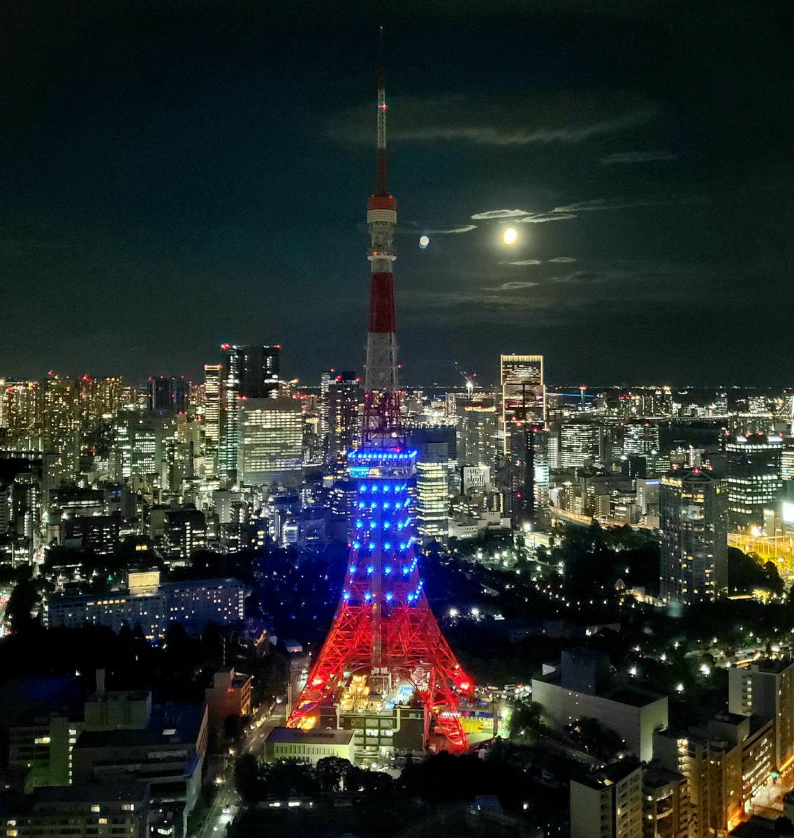 otafukin's tweet photo. 東京タワーと満月 https://t.co/JIqAJ5DKCS