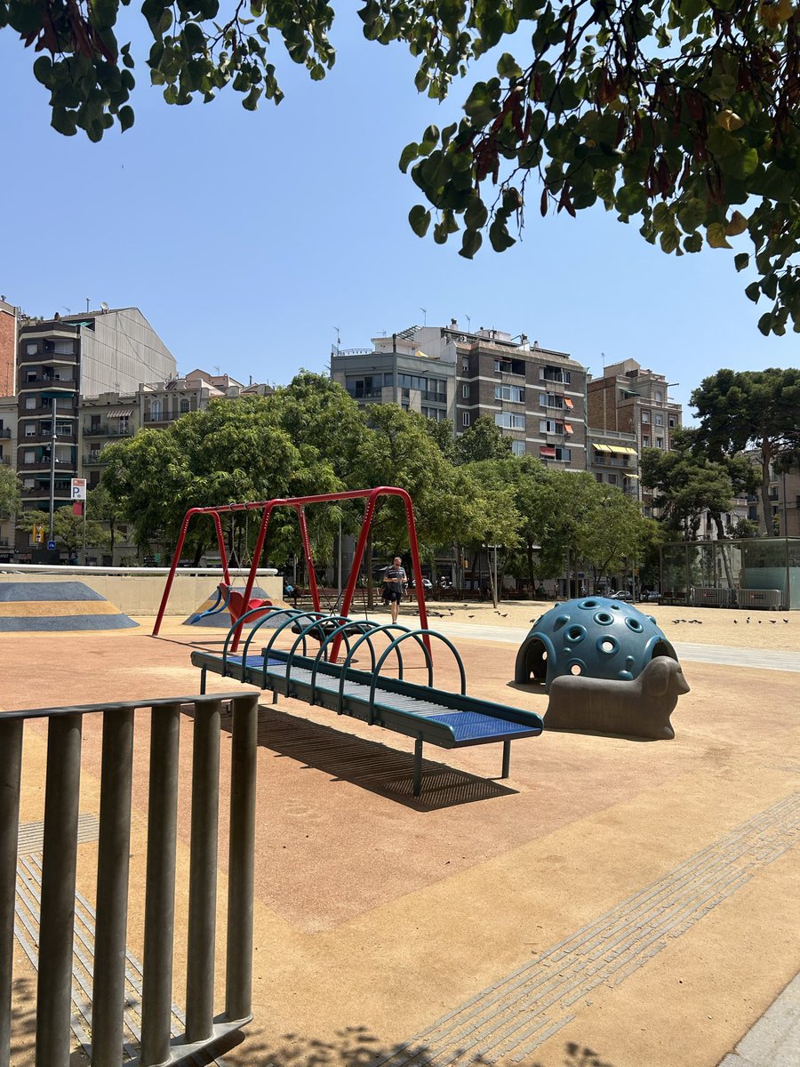 neusparce's tweet photo. Si voleu tenir la mainada ben fregideta i socarrimada, no dubteu gens ni mica i veniu-hi, la plaça Joanic és la millor. 
Gràcies @bcn_ajuntament https://t.co/MyOqnAQPCC