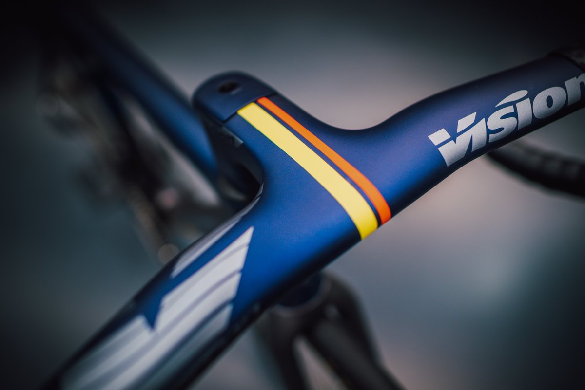 solobici_es's tweet photo. 🟡🔵🔴 Los colores que acompañaron a Fernando Alonso durante su carrera ahora también están en su bicicleta.

MMR rinde homenaje al bicampeón con una espectacular Adrenaline SL personalizada con su firma, el dorsal 14 y un montaje de primer nivel 🚀👇 https://t.co/xQREtjPCx2