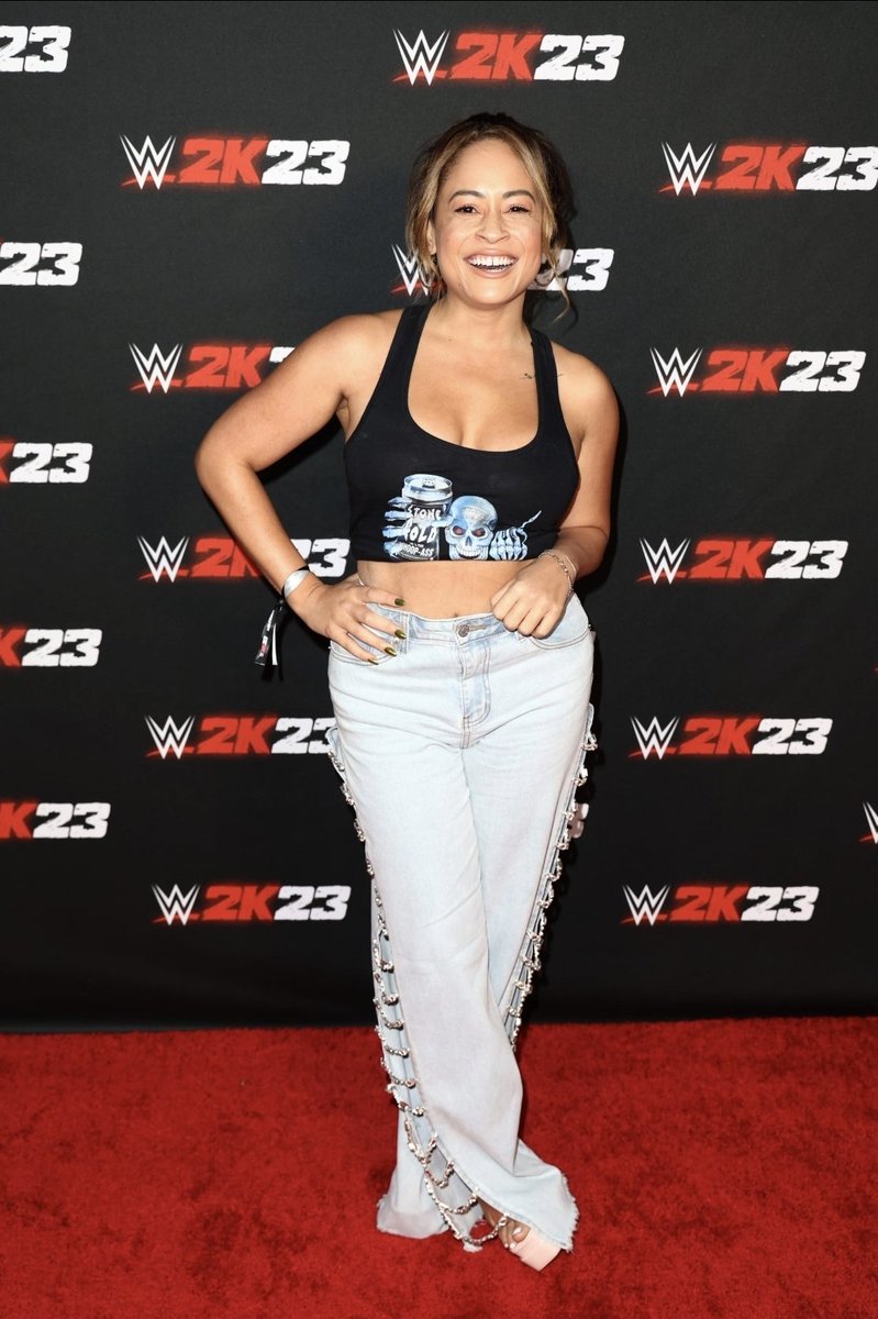 KinkyBraxton's tweet photo. Are these Mom jeans? https://t.co/ODokIzCTFA