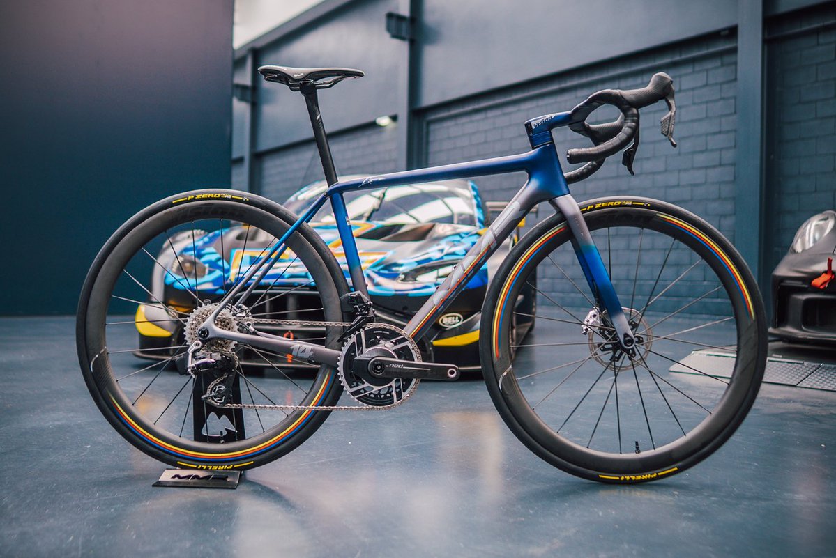 solobici_es's tweet photo. 🟡🔵🔴 Los colores que acompañaron a Fernando Alonso durante su carrera ahora también están en su bicicleta.

MMR rinde homenaje al bicampeón con una espectacular Adrenaline SL personalizada con su firma, el dorsal 14 y un montaje de primer nivel 🚀👇 https://t.co/xQREtjPCx2