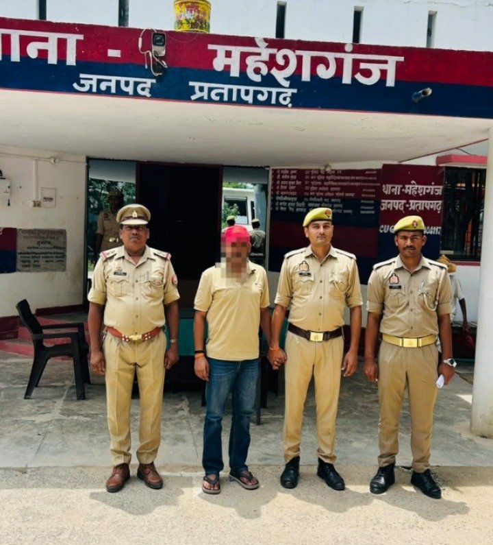 NewsAdda_90's tweet photo. #Pratapgarh 

फर्जी ड्रग लाइसेंस पर कोडीन कफ सिरप के काले कारोबार का खुलासा।

महेशगंज पुलिस ने 25 हजार के इनामी आरोपी को किया गिरफ्तार।

स्पेशल टीम, स्वाट और सर्विलांस सेल की संयुक्त कार्रवाई में मिली सफलता।

आरोपी पर फर्जी दस्तावेजों से मेडिकल एजेंसी का लाइसेंस लेने का आरोप।

प्रतिबंधित कोडीनयुक्त कफ सिरप के अवैध भंडारण और बिक्री का मामला।

पुलिस ने लालापुर बड़ी नहर के पास से आरोपी को दबोचा।

गिरफ्तार आरोपी आयुष प्रताप सिंह जौनपुर का बताया जा रहा है निवासी।

@Uppolice @pratapgarhpol
#Pratapgarh #BreakingNews #CrimeNews #UPPolice #NewsAddaNetwork