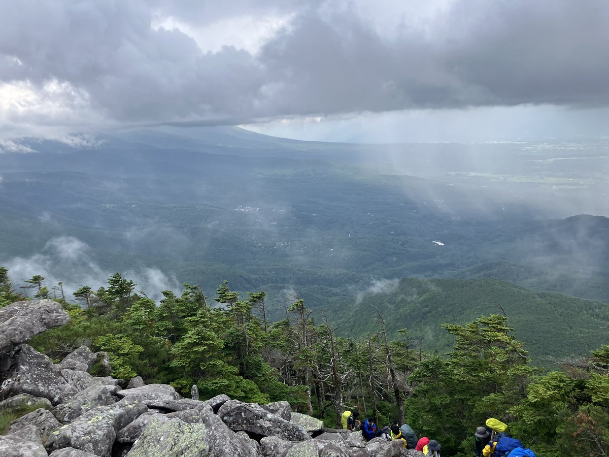 Kalb1ee's tweet photo. 薄明光線の見える森林限界の上から
#蓼科山　#長野　#森林限界　#エンジェルカーテン
#薄明光線 https://t.co/VWgZW9ubEe