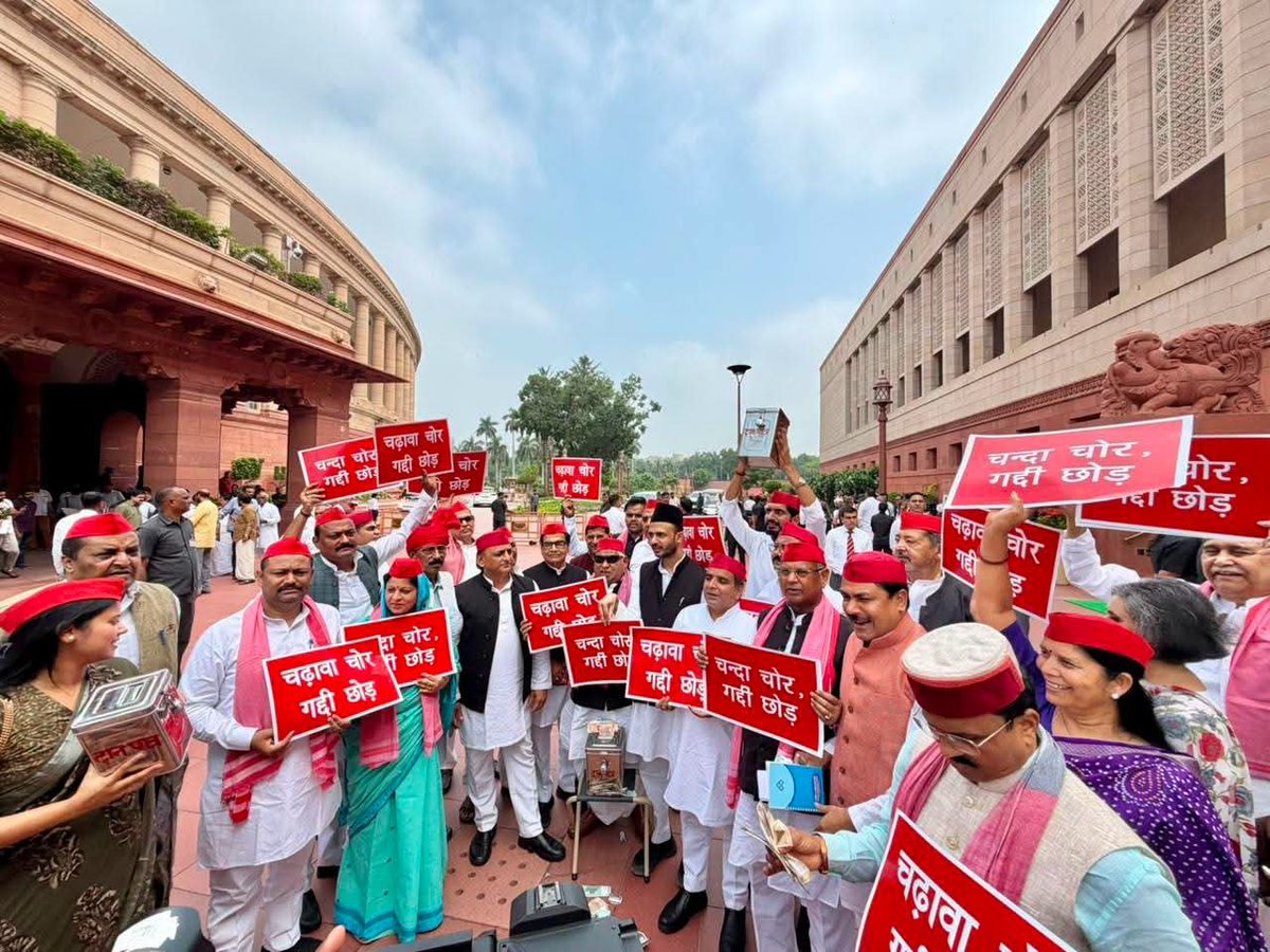 DrSamratDevendr's tweet photo. आज संसद के मकर द्वार पर समाजवादी पार्टी के राष्ट्रीय अध्यक्ष आदरणीय अखिलेश यादव जी के नेतृत्व में श्री राम मंदिर में हुई चढ़ावा चोरी का विरोध किया!
@DeveshS73046602 
@yadavakhilesh 
#विधानसभा_क्षेत्र_अमापुर
#kasganj https://t.co/ysw3kw7vPZ