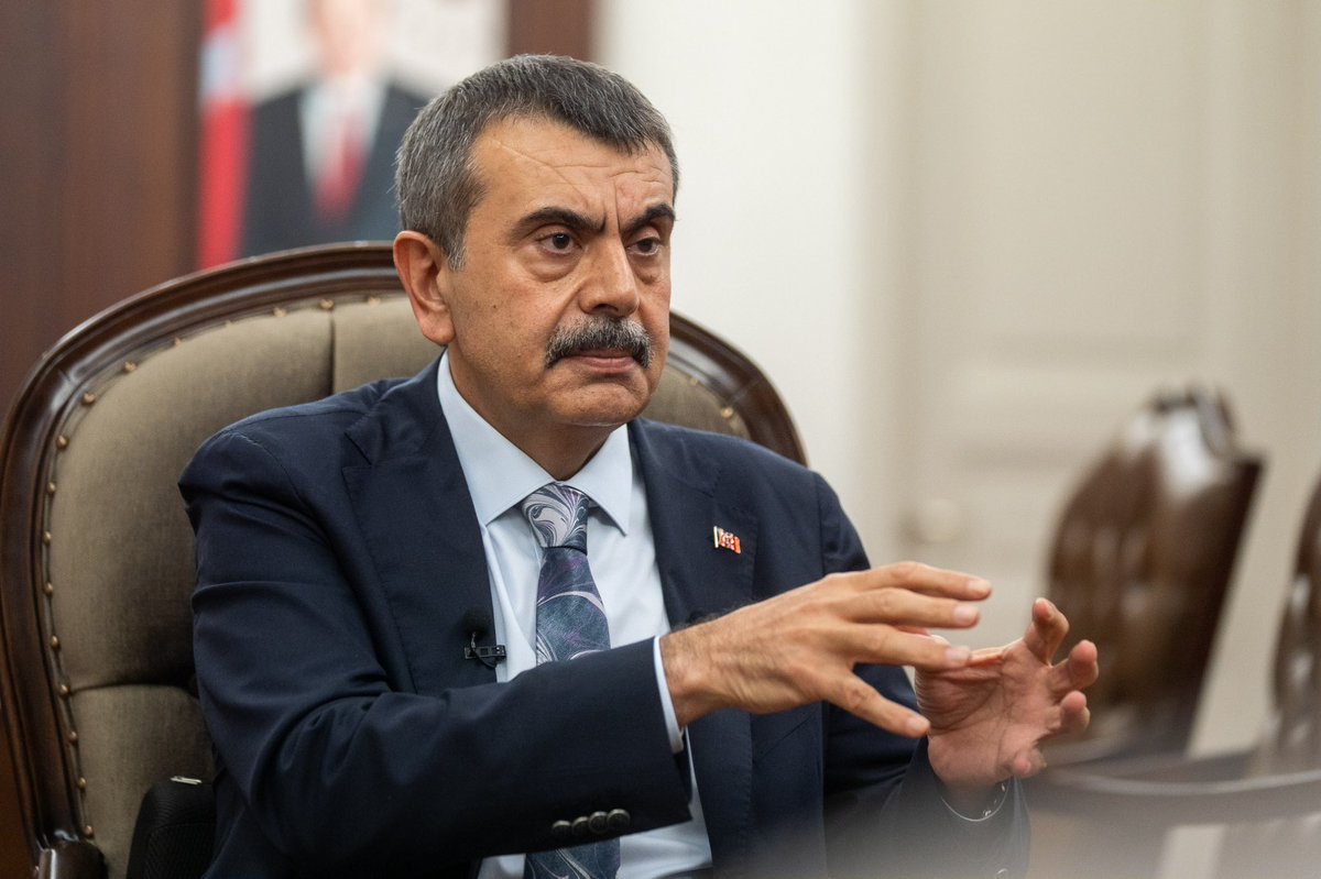 tcmeb's tweet photo. Millî Eğitim Bakanı @Yusuf__Tekin, Türkiye'nin Eğitimdeki Yeni Uygulamalarının Uluslararası Alandaki Yükselişini Değerlendirdi

📌 Bakan Tekin, Anadolu Ajansına yaptığı açıklamada “okullaşma oranı, derslik ve öğretmen başına düşen öğrenci sayısı, eğitimde teknoloji kullanımı” gibi alanlarda Türkiye'nin uluslararası ortalamaların üzerine çıktığını belirterek, “Bunun devamını sağlayacak adımları atmaya devam ediyoruz.” dedi. 

📌 “Türkiye Yüzyılı Maarif Modeli” kapsamındaki yeni müfredat, dijitalleşme alanında atılan adımlar ve Ekonomik İşbirliği ve Kalkınma Teşkilatı (OECD) tarafından yapılan Uluslararası Öğrenci Değerlendirme Programı (PISA) ile Uluslararası Matematik ve Fen Eğilimleri Araştırması (TIMSS) gibi araştırmalarla ortaya çıkan Türkiye'nin yükselen grafiğinin uluslararası arenada takdir gören başlıklar arasında bulunduğunu belirten Bakan Tekin, “Çocuklarımızın uluslararası arenada rekabet ederken güçlü olmasını istiyoruz ama bir taraftan da bizi biz yapan değerlerden de uzaklaşmalarını istemiyoruz. Dolayısıyla böyle bakıyoruz mevzuya. Başka ülke yetkilileriyle konuşurken de o ülkenin kendi geleceğinin çocukları tarafından sahiplenilmesi, dünya barışının çocuklar tarafından içselleştirilmesi, dünyada insan hakları ihlallerinin, savaşların sona erdirilmesi için eğitim öğretim programlarında mutlaka bunların yer alması gerektiğini paylaşıyoruz.” diye konuştu.

👉🏻 https://t.co/YFWjdb6H7z