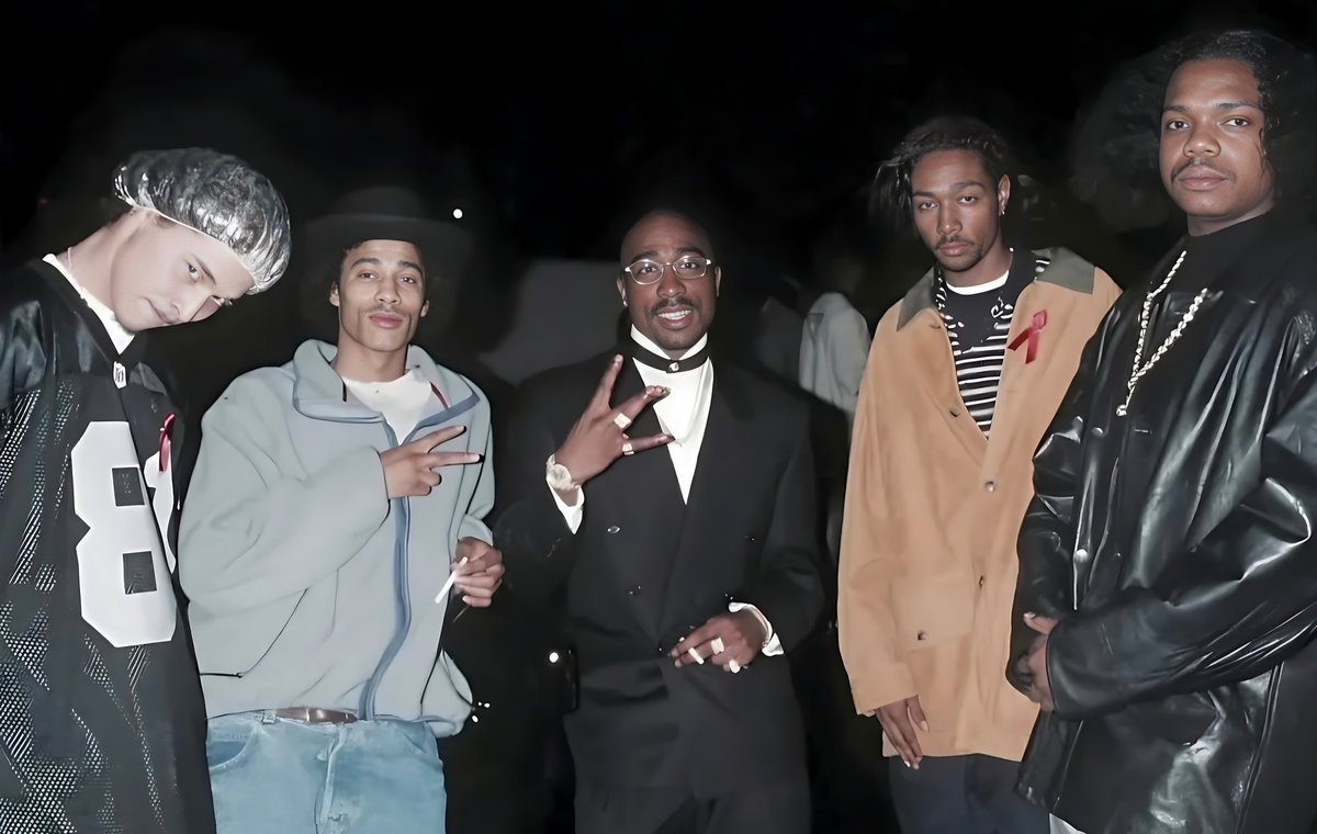 vibe927miami's tweet photo. #BoneThugs & 2Pac! Today in #HipHopHistory: The Art of War is the 3rd album by #Clevelandhiphop group #BoneThugsNHarmony, released July 29, 1997. It sold 394k units in its first week of release, and is now certified quadruple Platinum. #classichiphop #ohiohiphop #2pac #rip2pac https://t.co/n2SunhZvmY