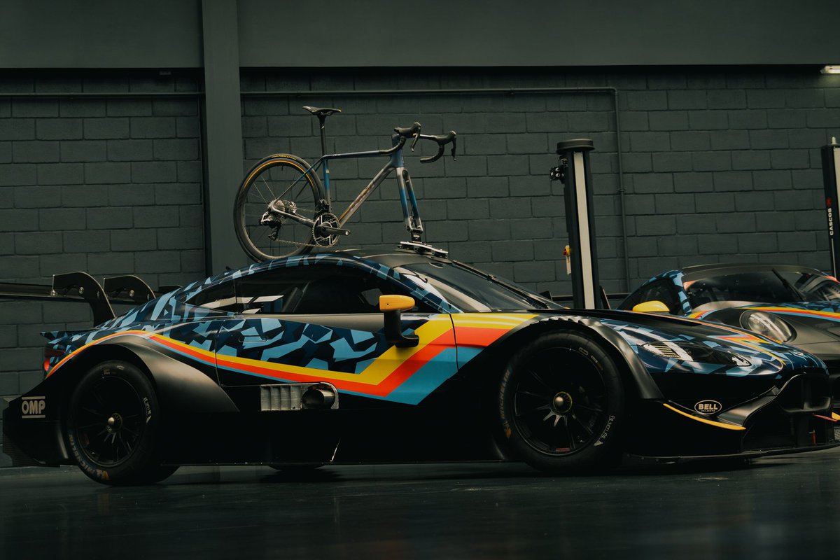 solobici_es's tweet photo. 🟡🔵🔴 Los colores que acompañaron a Fernando Alonso durante su carrera ahora también están en su bicicleta.

MMR rinde homenaje al bicampeón con una espectacular Adrenaline SL personalizada con su firma, el dorsal 14 y un montaje de primer nivel 🚀👇 https://t.co/xQREtjPCx2