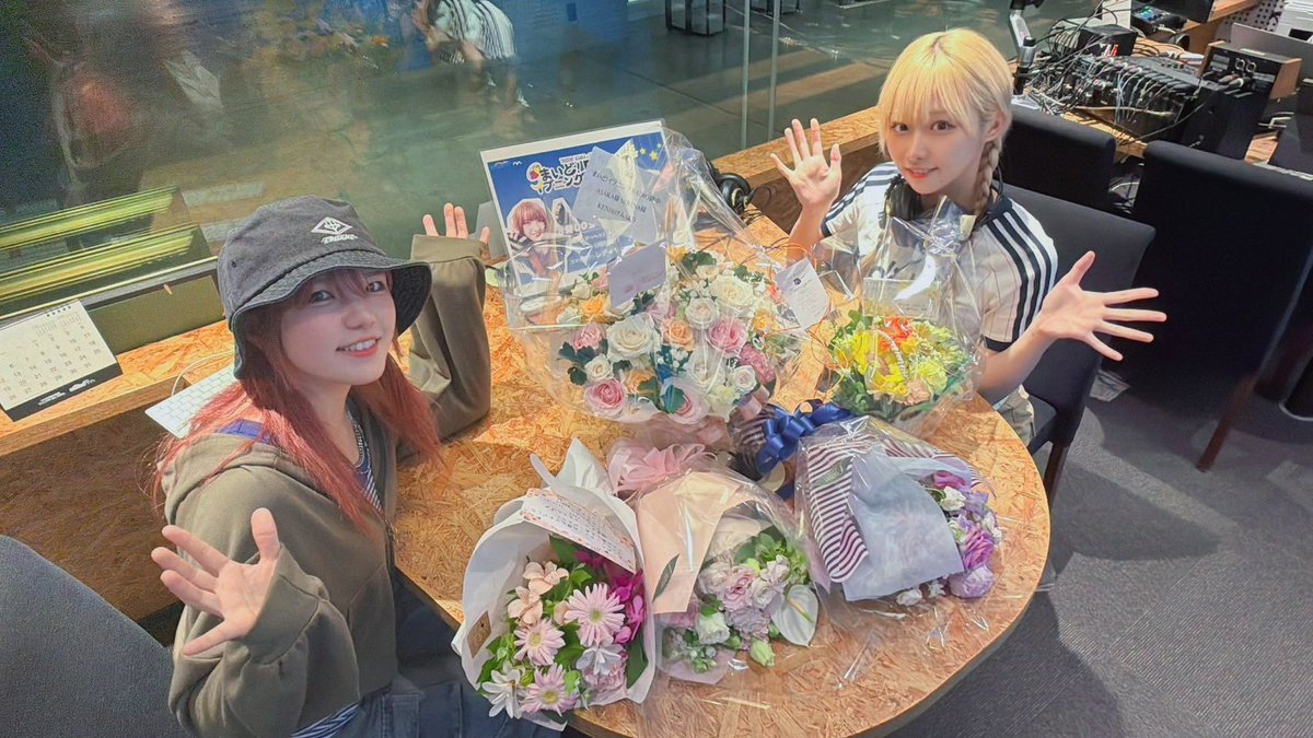 SERINA_bassist's tweet photo. まいど！イブニングRADIO 最終回
今までありがとうございました！✨️

アフぬんから約1年3ヶ月！
ラジオしたおかげで、話すのも少し慣れてきたし、落ち着いて喋れるようになった！
タイムキープもお手の物になりました！笑

横浜にも愛が芽生えたよ🌱🎡

ほんまにたくさん聴いてくれてありがとうー！ https://t.co/OInd8sTYBj