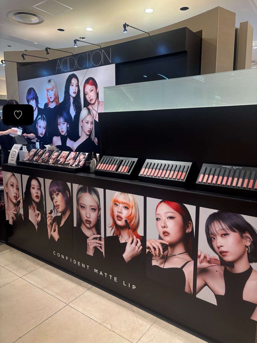 sky_aaamika's tweet photo. HANA×ADDICTION♡

予約してたリップを引取りに🥰
今回はちかまひのリップ08番と05番を購入☺️でもやっぱりCHIKAがつけてるものは欲しい！ってなってアイシャドウとハイライトも追加購入😂沢山買えて嬉しかった🥰

 #HANA
 #ADDICTION 
 #推し活 https://t.co/EWiRihVC50