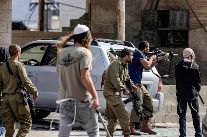 ahmtamim9's tweet photo. Dass Terrorismus staatlich sanktioniert sein kann und Terroristen als reguläre Truppe erscheinen, zeigen die aktuellen Ereignisse im Westjordanland.
Flankiert von der IDF greifen Siedler dort inzwischen täglich Palästinenser an. Während weltweit immer mehr Menschen erkennen, dass Israel keinen Verteidigungskampf führt, sondern selbst als Aggressor agiert, verhindert die Staatsräson hierzulande eine ehrliche Auseinandersetzung mit dieser Form des Terrors.
Konnte man sich im Gazakrieg noch bequem auf die Hamas und die Geiselnahme berufen, zeigen die Ereignisse in der Westbank, dass ethnische Säuberungen und Landraub die wirklichen Motive sind.