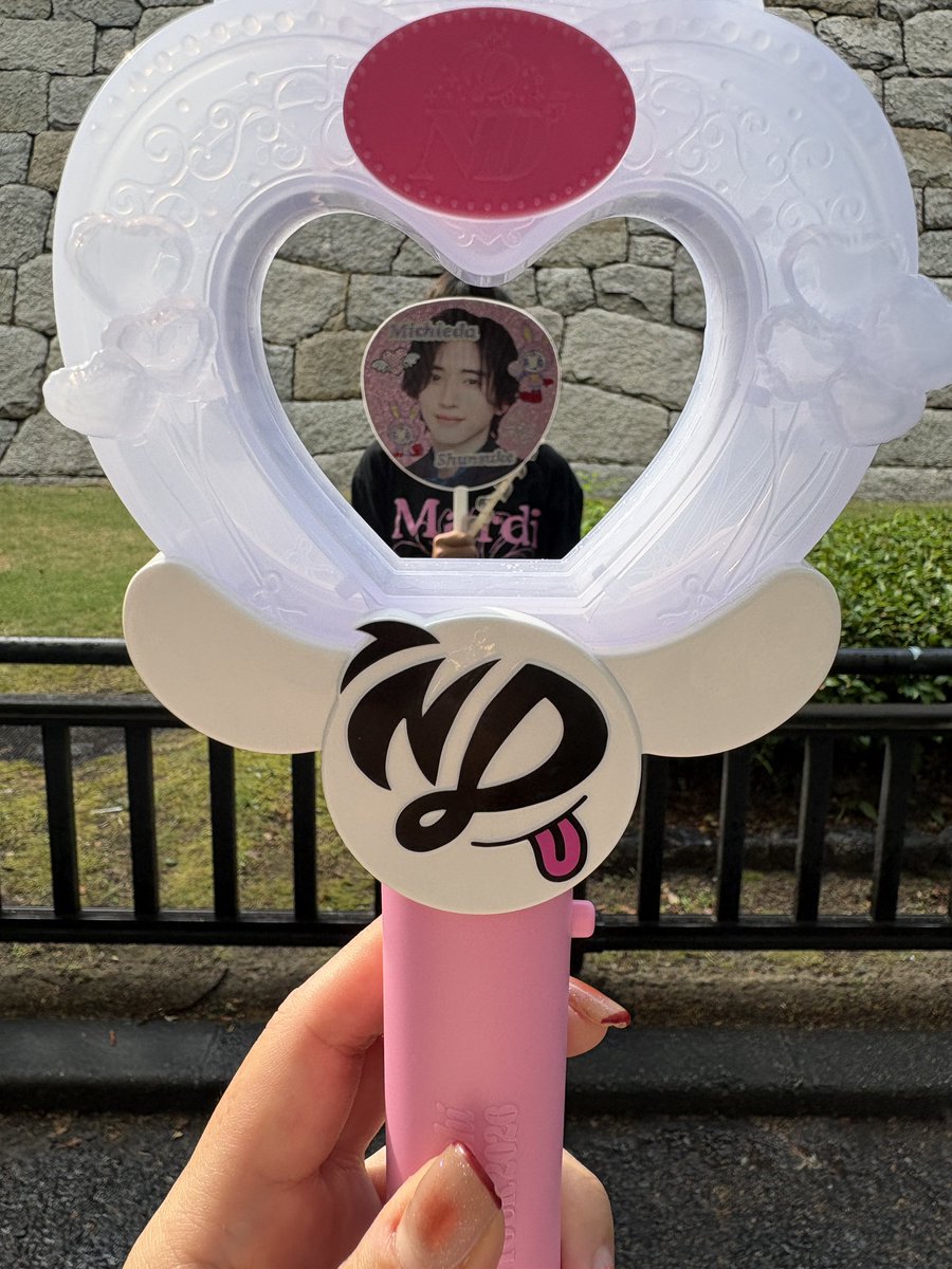 six_ma7's tweet photo. なにわちゃん近すぎて泣けたーーー
アリーナセンステ真横т т♡♡
みちの鼻スっな綺麗な横顔拝めた
すぐ横すぎて踊ってた足音聞こえてた🥺♡
娘の最高なバースデーLIVEになった！
（31やからまだだが）
小学校最後のLIVE（т-т）🫶♡♡
器用に作ってたデコうちわ🥺💗 https://t.co/8UAMjZyBzn