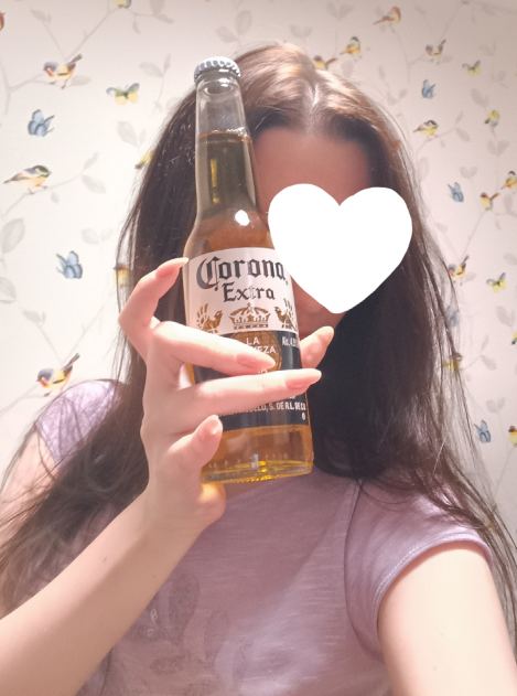 hyoukanee's tweet photo. I have Corona beer too, so I match Su-ah haha 😄🍺

#너는나의세상 #YouAreMyWorld https://t.co/h1A3p3qSy5