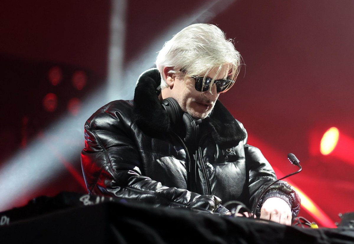 JVCom's tweet photo. Kavinsky, auteur de “Nightcall” et figure majeure de la French Touch, est mort à l’âge de 50 ans.

Le DJ français, de son vrai nom Vincent Belorgey, a été retrouvé mort à son domicile le mardi 28 juillet. Il s’était fait connaître au début des années 2010 avec Nightcall, morceau emblématique de la bande originale du film Drive avec Ryan Gosling. 

Son univers rétro-futuriste a également marqué le jeu vidéo : ses morceaux ont accompagné plusieurs titres, dont Gran Turismo 5 Prologue et GTA 4. Son album OutRun rendait également hommage au célèbre jeu de course de Sega.

Toutes nos pensées vont à ses proches.