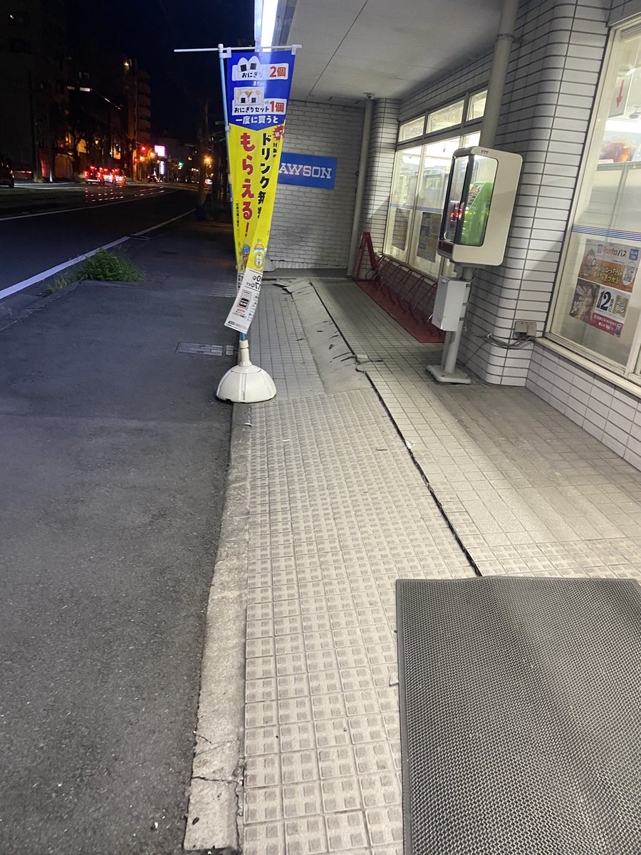 jung_chang's tweet photo. 近所のコンビニ思ったより被害あった😭#熊本 https://t.co/7YrFAWIkap