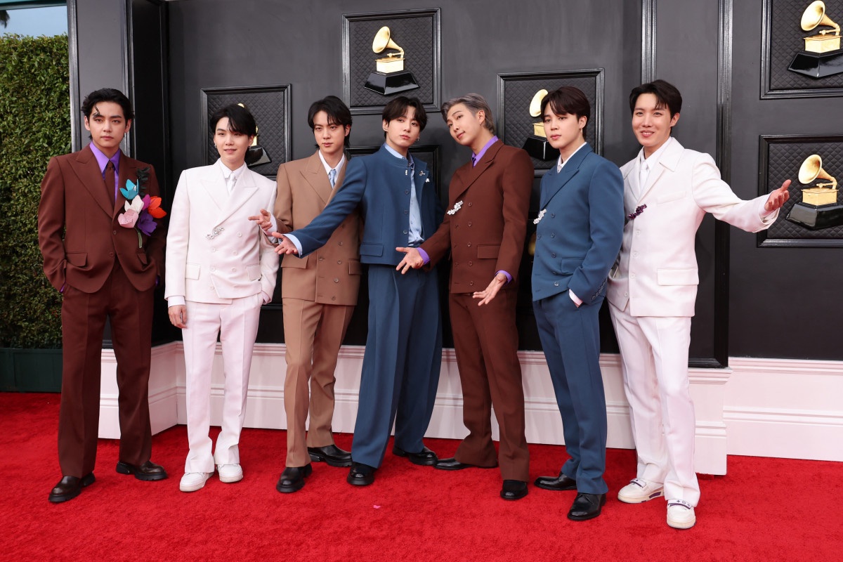 ShadesFrance's tweet photo. 🚨BTS REFUSE de soumettre sa musique aux GRAMMY AWARDS 2027

👉 Pour cause : la création de la catégorie “Best Asian Pop Music Performance” ne PLAÎT PAS au groupe, qui estime que la musique ne doit pas être jugée selon la région ou la langue. 🇰🇷 

Beaucoup y voient aussi une façon D’ÉCARTER les artistes asiatiques des catégories principales…