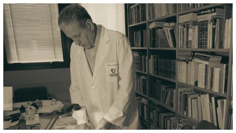 ansentipensante's tweet photo. “Los progresos de la medicina podrán considerarse verdaderos logros para la humanidad cuando todas las personas tengan acceso a sus beneficios y dejen de ser un privilegio para las minorías” 26 años del fallecimiento del doctor René Favaloro. Homenaje eterno. https://t.co/oNH6wITLPb