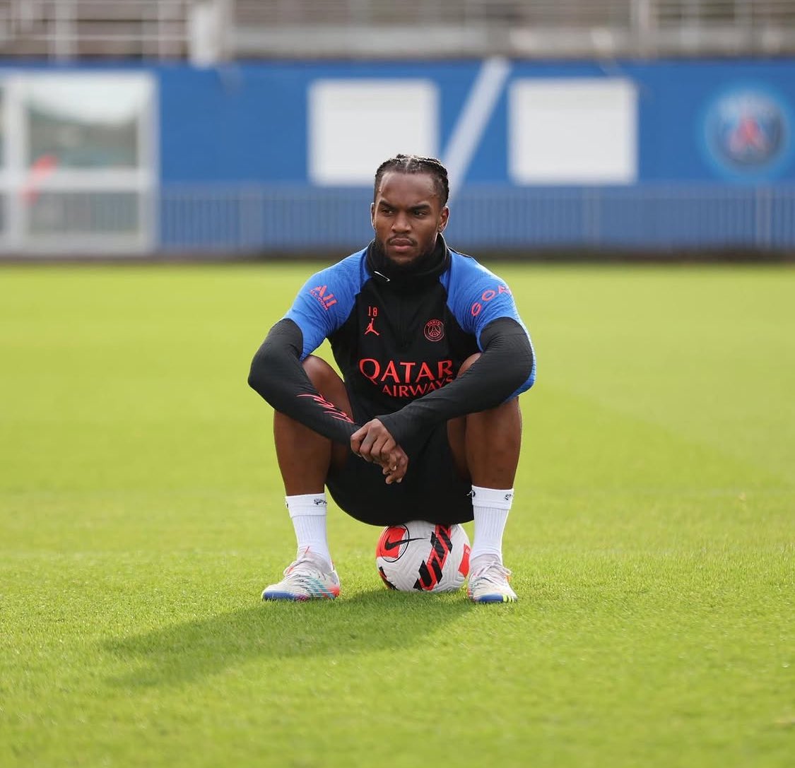DTransferencias's tweet photo. 🚨 Paris SG está à procura de colocação para Renato Sanches, segundo o ‘Le Parisien’.
O médio de 28 anos não entra nos planos de Luis Enrique para a nova temporada dos “Parisienses”.
O jogador português tem contrato até Junho de 2027.
Nas últimas três épocas, Renato Sanches esteve emprestado à AS Roma, Benfica e Panathinaikos.