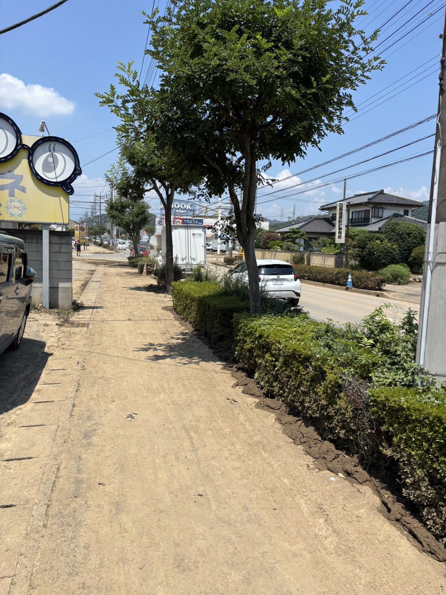 takashi_matsuo's tweet photo. 【鎌倉市の姉妹都市・足利市の豪雨災害支援にご協力をお願いします】

栃木県足利市では、７月17日に発生した短時間集中豪雨により、甚大な被害が発生しました。
亡くなられた方への哀悼の意を表しますとともに、被災された皆さまに、心よりお見舞いを申し上げます。

また、昨日には令和８年熊本地震が発生しました。
今も不安な気持ちの中で過ごされている方々が多くいらっしゃることと思います。
被災地の皆さまに、心よりお見舞い申し上げます。

災害が相次ぐ今、被災地に少しでも思いを寄せ、できる支援を重ねていきたいと考えています。
足利市では、迅速な復旧・復興に向けて災害寄附を募集しています。
鎌倉市では、足利市の豪雨災害支援に向けた市民ボランティアを募集します。

被災された皆さまの一日も早い復旧・復興に向け、市民の皆さまのご理解とご協力をお願いします。

▼足利市の災害寄附募集ページ
https://t.co/AfVG8F9tnY

▼市民ボランティア募集について
派遣日：8月4日（火）※日帰り
定員：20名程度
申込：定員になり次第、受付終了
申込み・詳細はこちら
https://t.co/4n9j2k6USS