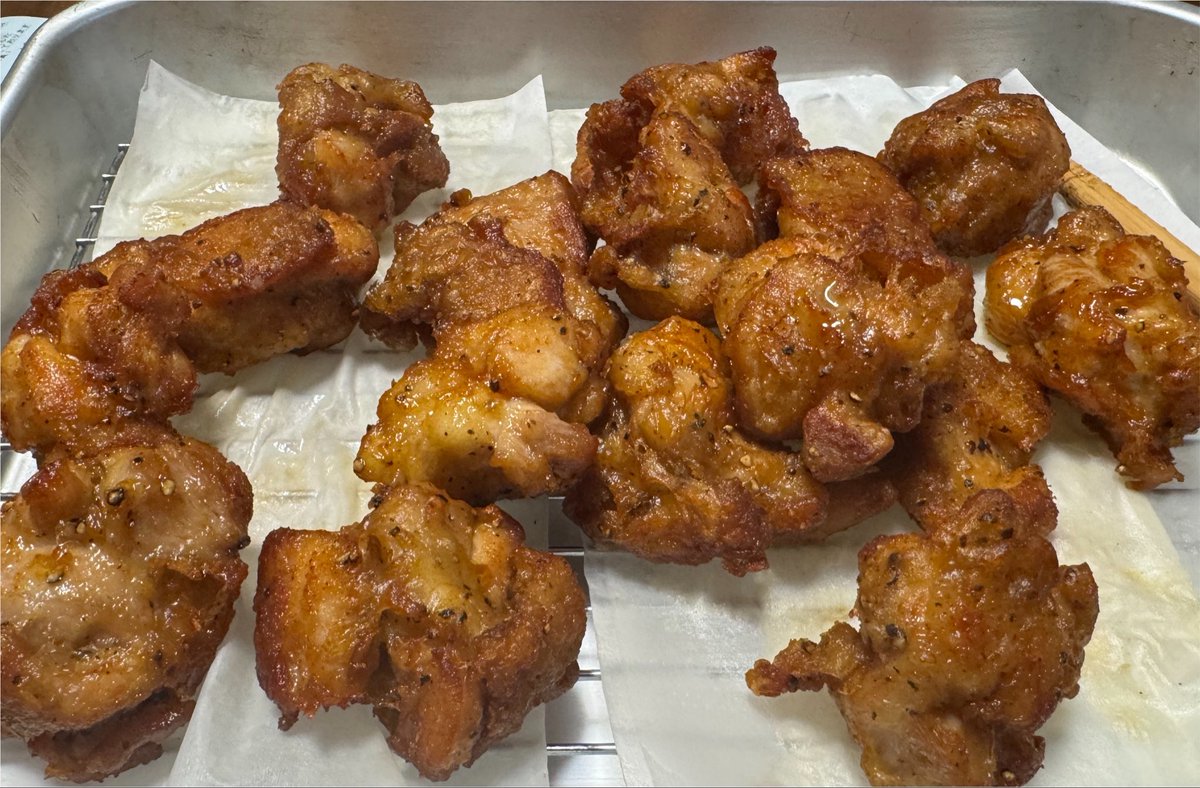 otomisot's tweet photo. 今日の唐揚げは人生で1番美味く出来たね。
これを超える唐揚げは今後無いね。
前回のレシピよりごま油を大幅に増やし、衣に入れていた塩コショウを抜いて代わりに前回よりも大量の粗挽き胡椒を入れた。
ごま油とコショウは熱で香りも辛味も飛ぶから多く入れないとダメだったんだな。 https://t.co/L7yLVVIDxD