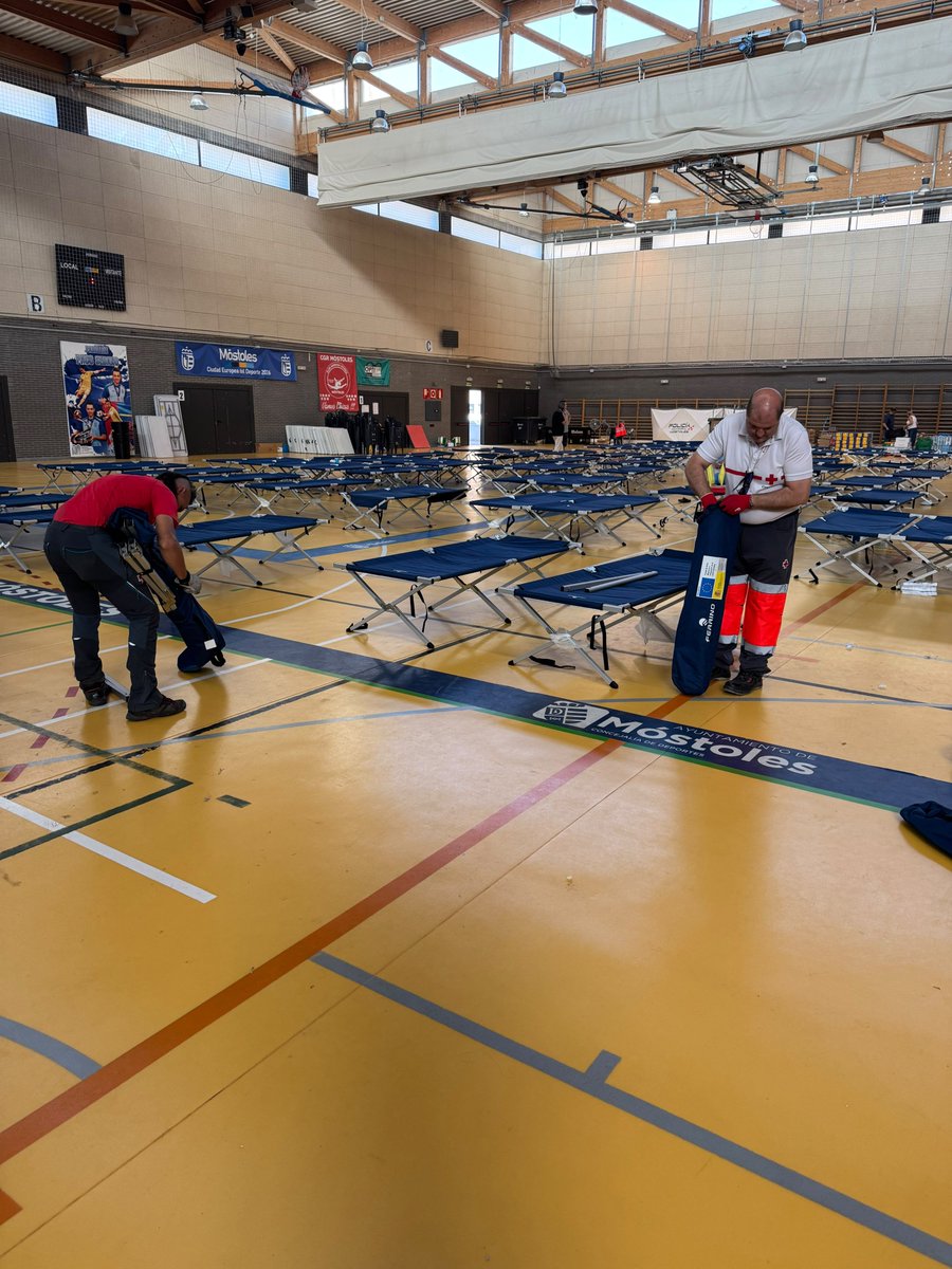 CruzRojaMadrid's tweet photo. Empezamos a recoger los albergues donde las personas evacuadas por los incendios han pasado estos días.

Algunas están volviendo, afortunadamente, a sus casas y otras están siendo realojadas en hoteles que gestionamos en colaboración con @ComunidadMadrid. https://t.co/dVQojc2CWl