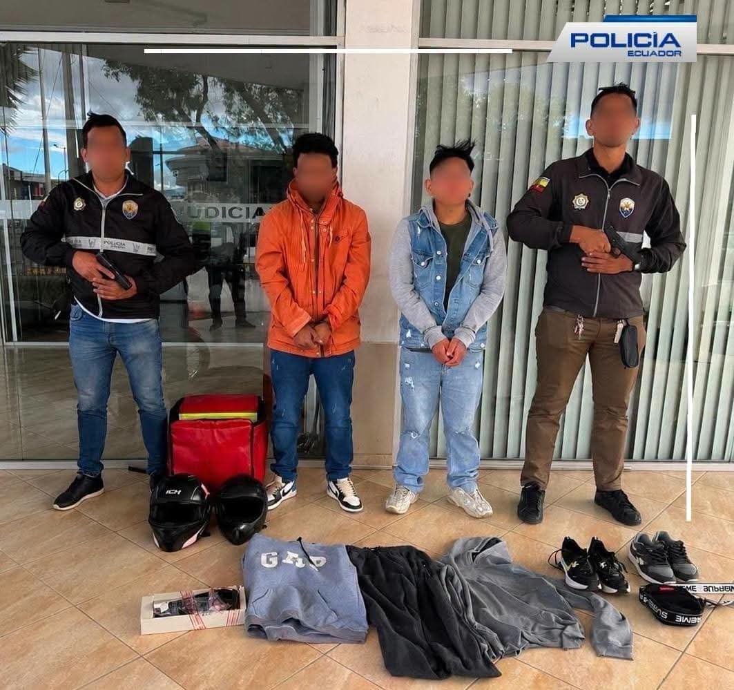 xbermudezlec's tweet photo. INFORMAMOS A LA CIUDADANÍA:

Como resultado de las labores investigativas ejecutadas por la Policía Judicial del #Azuay, se desarrolló la operación "Cero Impunidad 24546", que permitió la aprehensión de dos ciudadanos presuntamente involucrados en el robo a una estación de servicio en la ciudad de #Cuenca.

APREHENDIDOS:
🔸Steven C., ecuatoriano, 26 años, sin antecedentes.
🔸Sófocles J.**, ecuatoriano, 26 años, sin antecedentes.

RESULTADOS:
▪️ 02 armas de fuego
▪️ 01 motocicleta
▪️ 01 caja de delivery
▪️ 02 cascos
▪️ 04 prendas de vestir
▪️ 01 terminal móvil

Los aprehendidos y los indicios fueron puestos a órdenes de la autoridad competente para el trámite legal correspondiente.