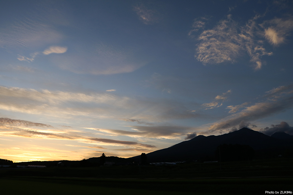 ZUKI_Mo's tweet photo. 美しい夕焼けと満月の共演
爽やかな夏の黄昏時

#八ヶ岳南麓 #夕焼け
#満月 #FullMoon #BuckMoon https://t.co/fokxFCiWNC