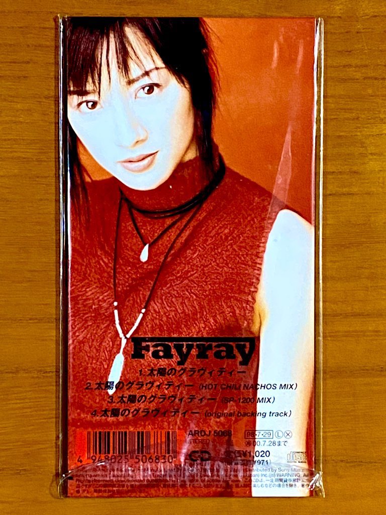 astromaniax26's tweet photo. 本日で発売から28年！

1998年7月29日 発売

【太陽のグラヴィティー/Fayray】

告知ポスターとCD

オリコン最高12位

ドラマ『ひとりぼっちの君に』主題歌

デビューから堂々のタイアップ♪

#Fayray
#太陽のグラヴィティー
#デビューシングル
#アンティノス
#浅倉大介
#井上秋緒
#ポスターとCD https://t.co/LTJC0MT7U8