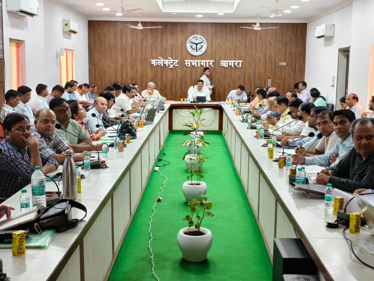 OfficeOfDMAgra's tweet photo. #DM श्री मनीष बंसल जी की अध्यक्षता में जिला स्वास्थ्य समिति की बैठक में संस्थागत प्रसव, जेएसवाई लंबित भुगतान,70+आयुष्मान कार्ड, शत-प्रतिशत टीकाकरण,एचपीवी वैक्सीनेशन, डेंगू-टीबी नियंत्रण आदि की समीक्षा हुई। समयबद्ध लक्ष्य पूरा कर हर पात्र तक योजनाओं का लाभ पहुंचाने के निर्देश दिए। https://t.co/iUlrASgB1I
