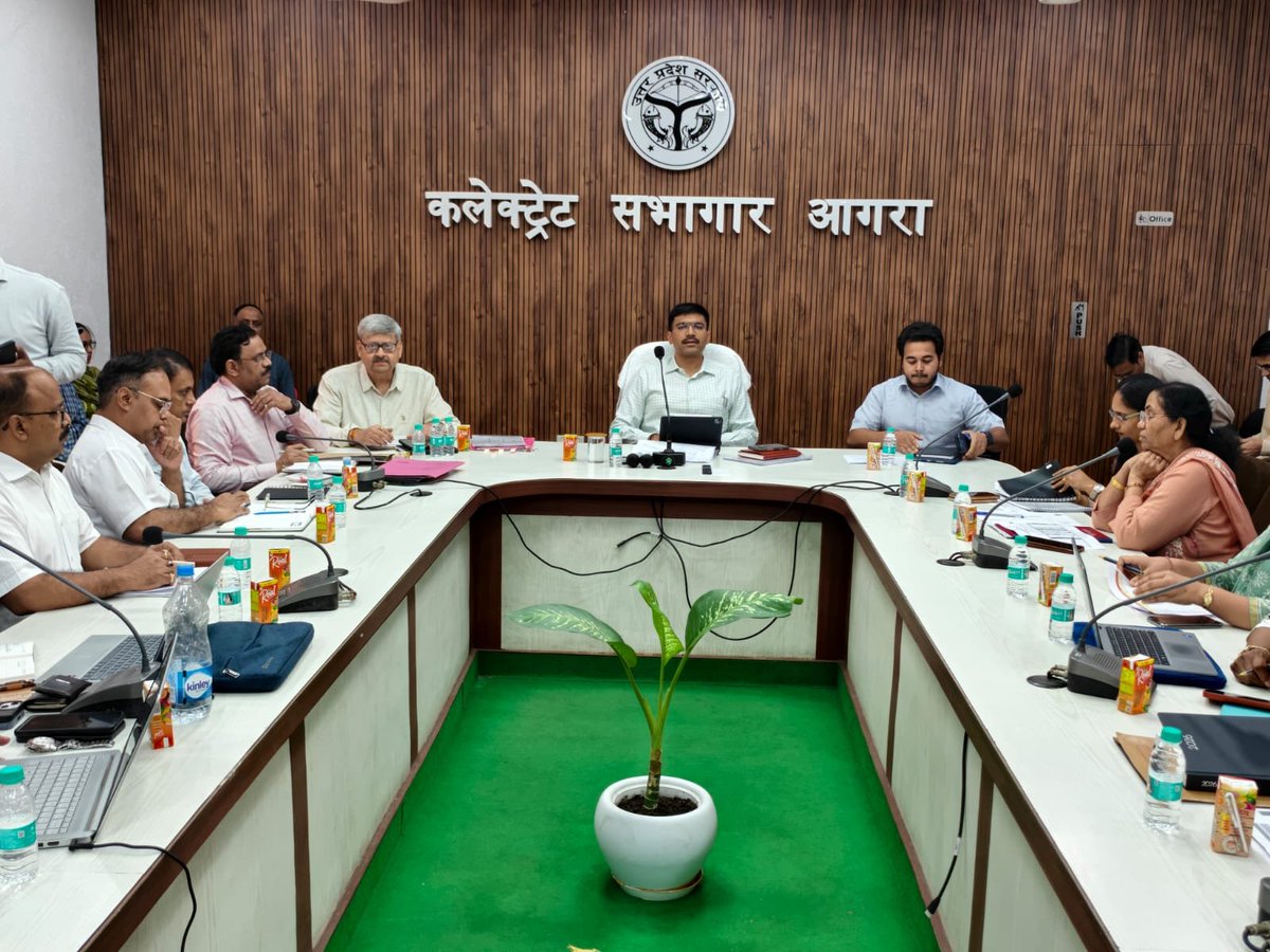 OfficeOfDMAgra's tweet photo. #DM श्री मनीष बंसल जी की अध्यक्षता में जिला स्वास्थ्य समिति की बैठक में संस्थागत प्रसव, जेएसवाई लंबित भुगतान,70+आयुष्मान कार्ड, शत-प्रतिशत टीकाकरण,एचपीवी वैक्सीनेशन, डेंगू-टीबी नियंत्रण आदि की समीक्षा हुई। समयबद्ध लक्ष्य पूरा कर हर पात्र तक योजनाओं का लाभ पहुंचाने के निर्देश दिए। https://t.co/iUlrASgB1I