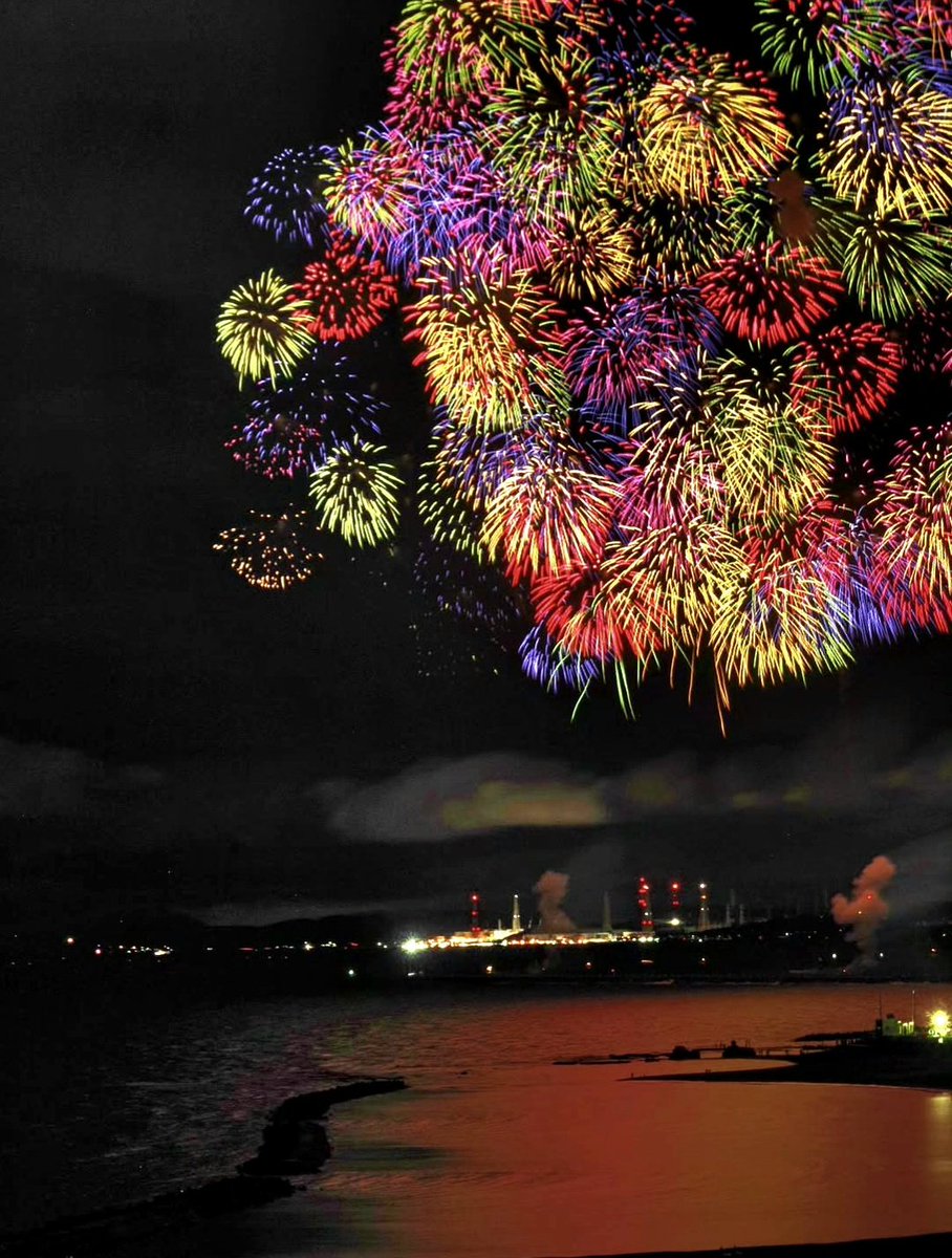 kazmixx's tweet photo. 先日の
初めて観に行った
柏崎花火
台風かと思うぐらいの
豪雨に耐えて
花火が打ち上がる頃に
見上げた空には
雨が止んで
綺麗な花火が観れた
設定ミスったから
来年またみにいきたいな https://t.co/Ug3Bx43YlJ