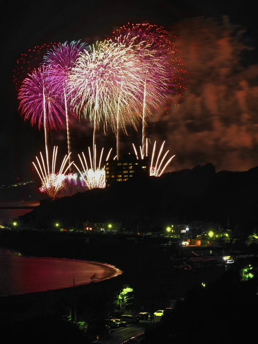 kazmixx's tweet photo. 先日の
初めて観に行った
柏崎花火
台風かと思うぐらいの
豪雨に耐えて
花火が打ち上がる頃に
見上げた空には
雨が止んで
綺麗な花火が観れた
設定ミスったから
来年またみにいきたいな https://t.co/Ug3Bx43YlJ