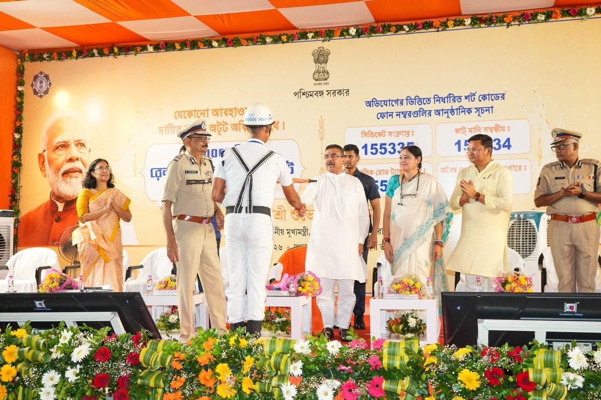 KolkataPolice's tweet photo. Yesterday at Bhawani Bhawan, the Hon'ble Chief Minister of West Bengal, Shri Suvendu Adhikari, launched four dedicated Public Grievance Helpline numbers and distributed 20,000 Rain Protection Gear Kits to personnel of Kolkata Police and West Bengal Police. 

The programme was attended by Chief Secretary Shree Manoj Agarwal, IAS, Home Secretary Smt. Sanghamitra Ghosh, IAS, Director General & Inspector General of Police, West Bengal, Shri Siddh Nath Gupta, IPS, and Commissioner of Police, Kolkata, Shri Ajay Nand, IPS.

The initiative reinforces the Government's commitment to responsive public grievance redressal and the welfare of the police force.

Public Grievance Helplines:

📞 Syndicate-related Issues – 18003450166
📞 Cut Money-related Issues – 18003450167
📞 Illegal Road Tax/Toll Issues – 18003450168
📞 Illicit Liquor-related Issues – 18003450169

Sharing a few glimpses .

গতকাল ভবানী ভবনে মাননীয় মুখ্যমন্ত্রী শ্রী শুভেন্দু অধিকারী কলকাতা পুলিশ ও পশ্চিমবঙ্গ পুলিশের কর্মীদের মধ্যে ২০ হাজার রেইন প্রোটেকশন গিয়ার্ কিট বিতরণ করেন এবং সাধারণ মানুষের সুবিধার্থে চারটি বিশেষ জনঅভিযোগ (Public Grievance) হেল্পলাইন চালু করেন।

অনুষ্ঠানে উপস্থিত ছিলেন মাননীয় মুখ্যসচিব শ্রী মনোজ আগারওয়াল, আইএএস, মাননীয়া স্বরাষ্ট্রসচিব শ্রীমতি সঙ্ঘমিত্রা ঘোষ, আইএএস, পশ্চিমবঙ্গ পুলিশের ডিরেক্টর জেনারেল অ্যান্ড ইন্সপেক্টর জেনারেল অফ পুলিশ শ্রী সিদ্ধ নাথ গুপ্ত, আইপিএস এবং কলকাতার পুলিশ কমিশনার শ্রী অজয় নন্দ, আইপিএস সহ অন্যান্য উচ্চপদস্থ আধিকারিক। 

এই উদ্যোগটি নাগরিক অভিযোগের দ্রুত নিষ্পত্তি এবং পুলিশ বাহিনীর কল্যাণ সাধনে রাজ্য সরকারের অঙ্গীকারকে  আরও সুদৃঢ় করেছে।

জনঅভিযোগ হেল্পলাইন নম্বরসমূহ:

📞 সিন্ডিকেট-সংক্রান্ত অভিযোগ – 18003450166
📞 কাটমানি-সংক্রান্ত অভিযোগ – 18003450167
📞 বেআইনি রোড ট্যাক্স/টোল-সংক্রান্ত অভিযোগ – 18003450168
📞 অবৈধ মদ-সংক্রান্ত অভিযোগ – 18003450169

অনুষ্ঠানের কিছু মুহূর্ত তুলে ধরা হলো।