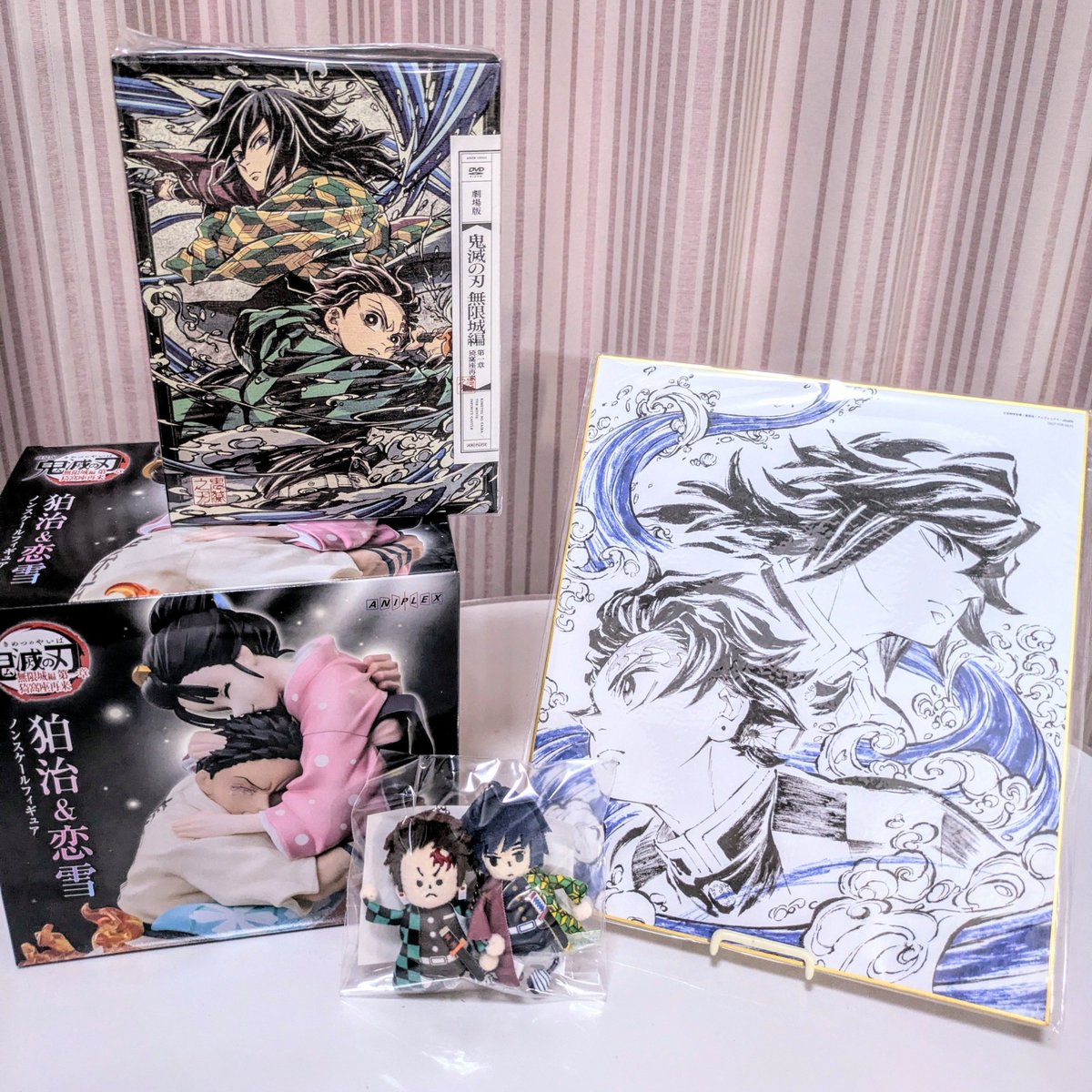 yakom23go's tweet photo. 無限城編の円盤届いたので擦り切れるまでみるぞー！てちてちが出勤のオトモになった！ はくこゆは実家に飾ってもらう😂 https://t.co/LyLxoDiX8R