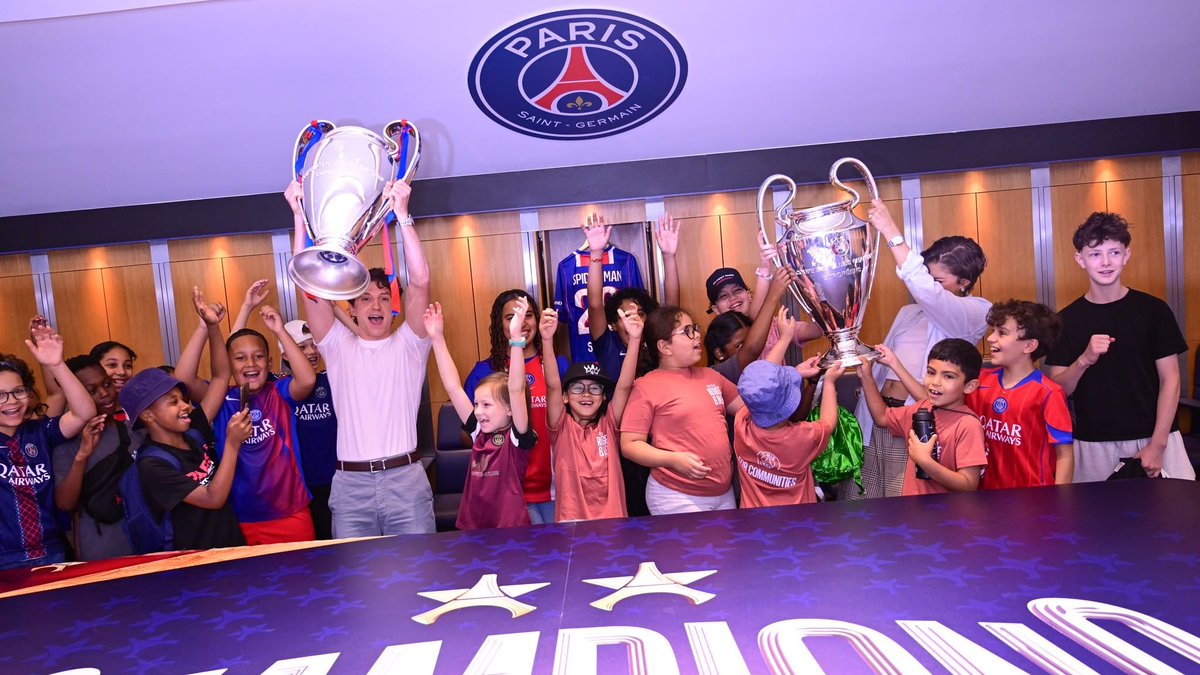 lnstantFoot's tweet photo. À l'occasion de la sortie de Spider-Man : Brand New Day, Tom Holland et Zendaya ont pu visiter le Parc des Princes avec des enfants de la fondation Paris Saint-Germain. 🤩

Et ils ont même pu soulever les deux trophées de la Ligue des Champions. 🏆🏆

(📸 Anthony Ghnassia) https://t.co/JZ99dQ4HPk